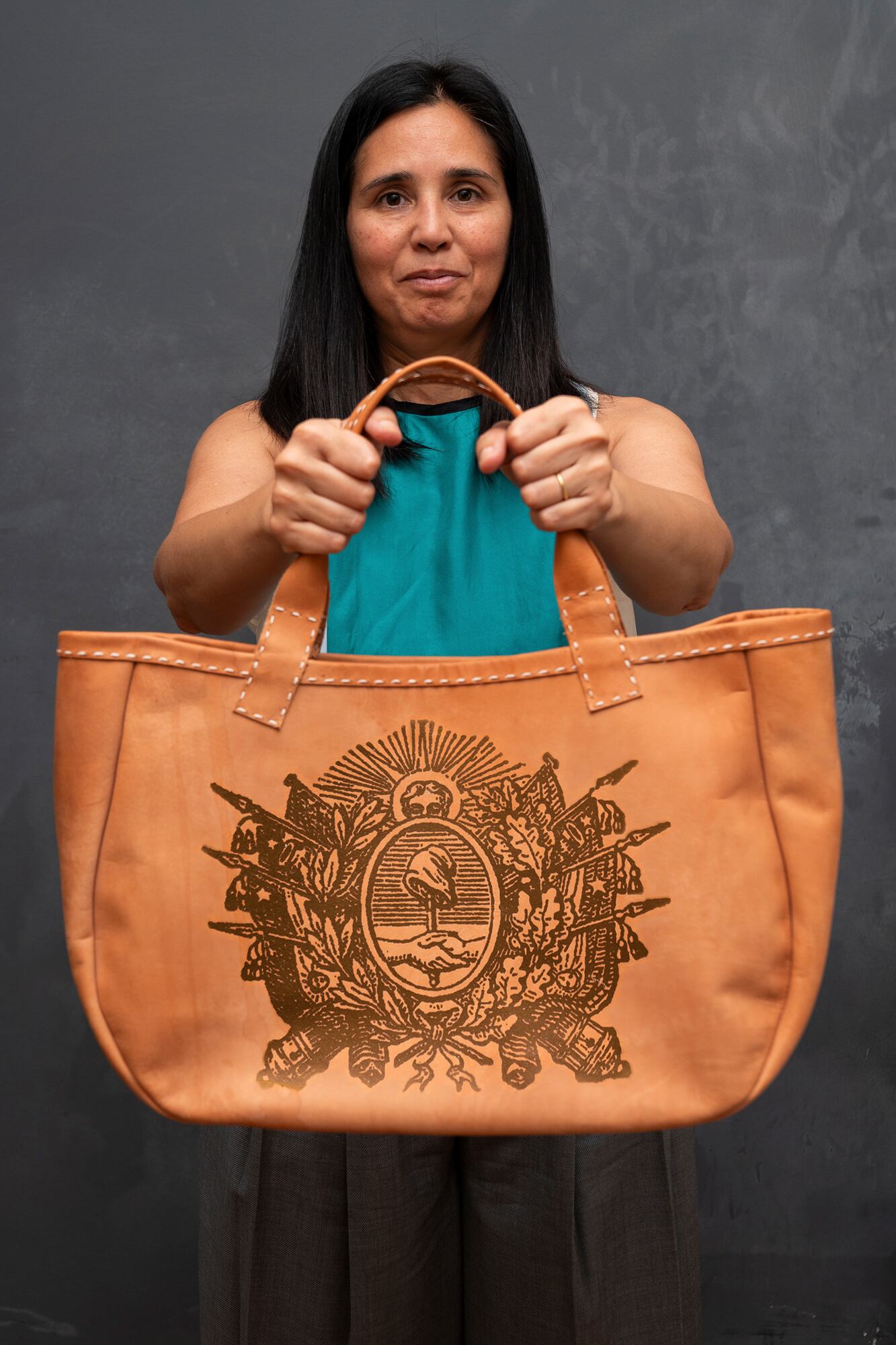 Paula Vieytes homenajea su pasado patriótico con una colección dedicada al Escudo Nacional