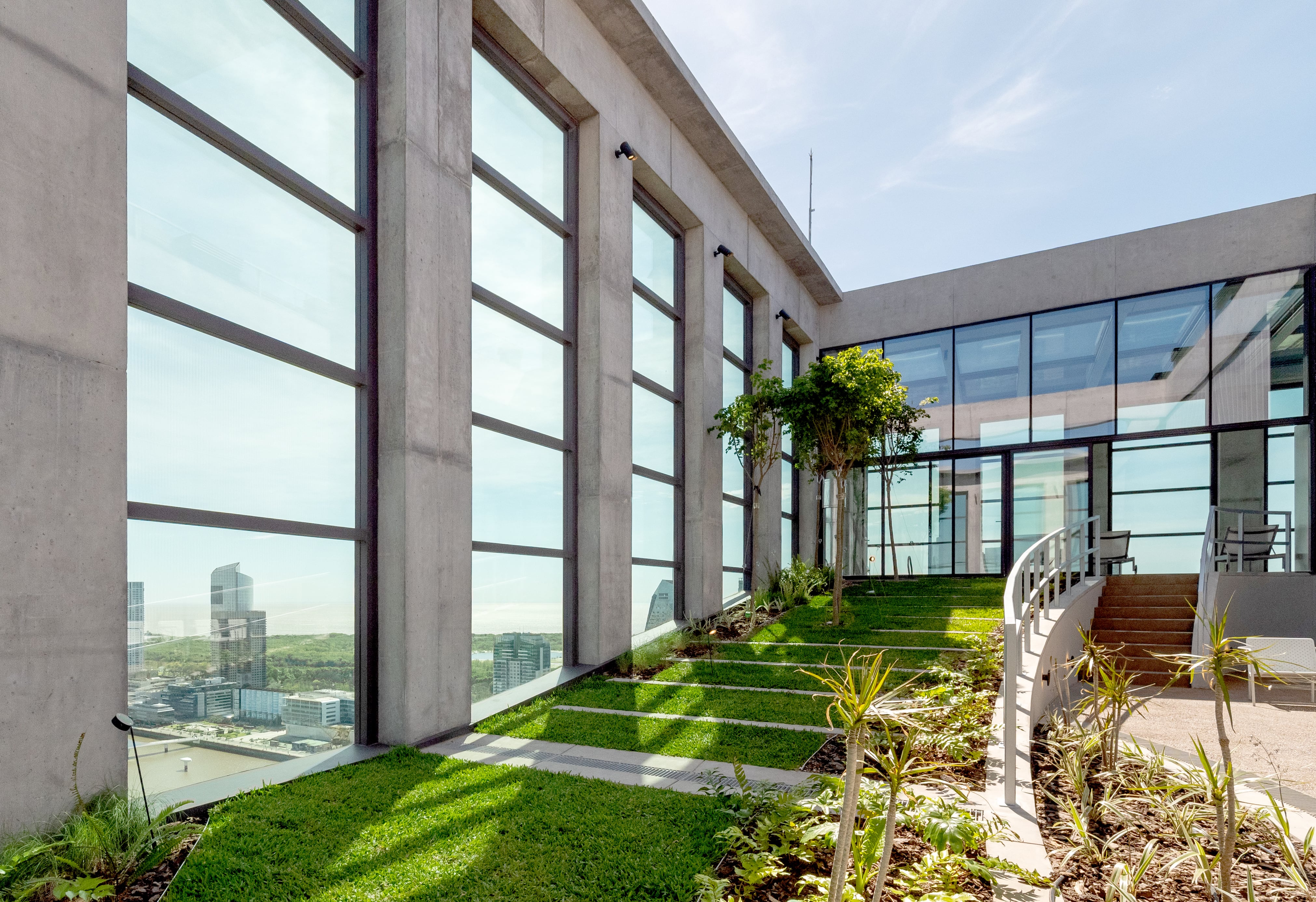 Las terrazas verdes se combinan con el wellness como eje del diseño: gimnasios y espacios funcionales