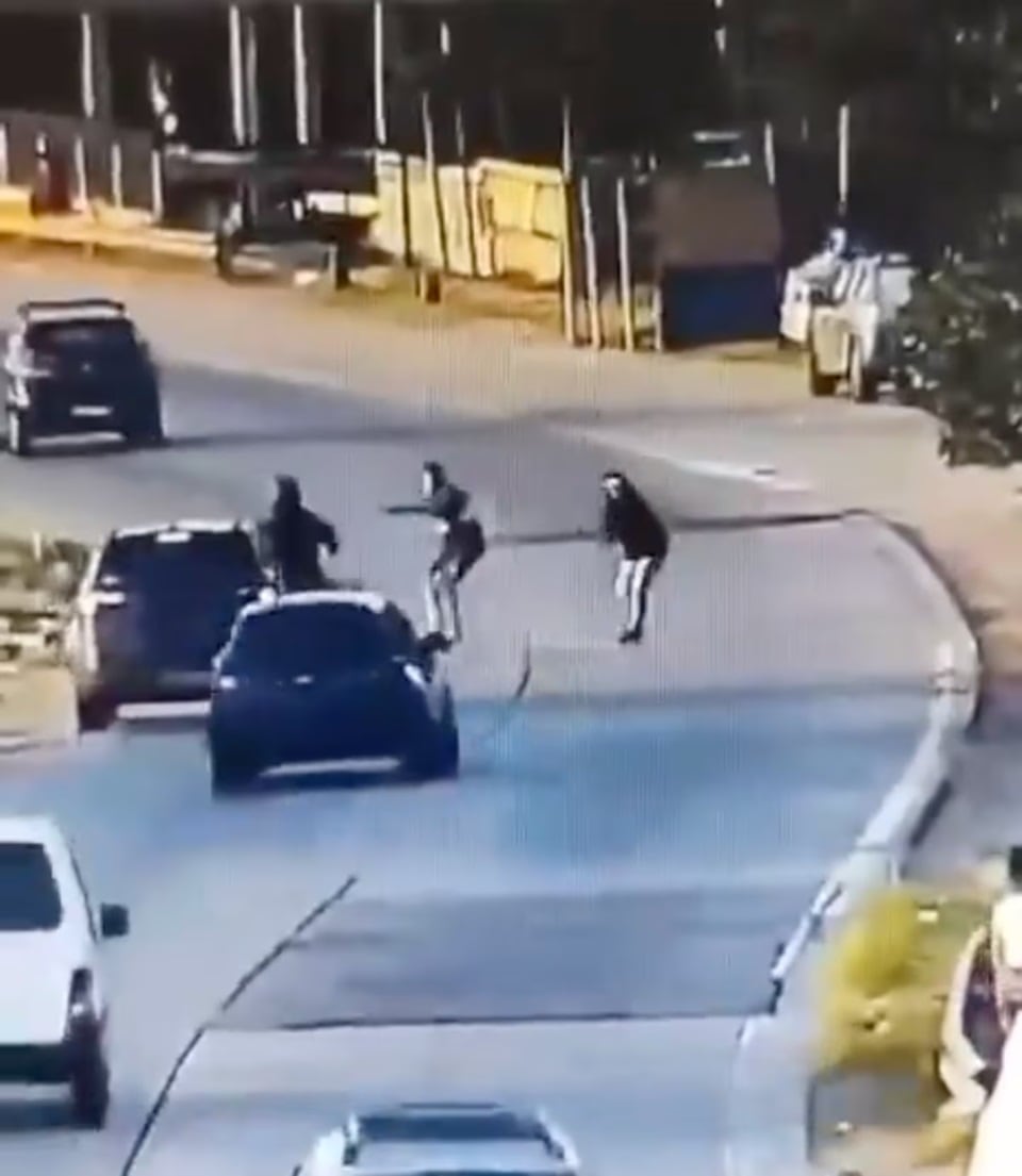 Declaró la policía que atropelló a un ladrón que intentaba robar a automovilistas