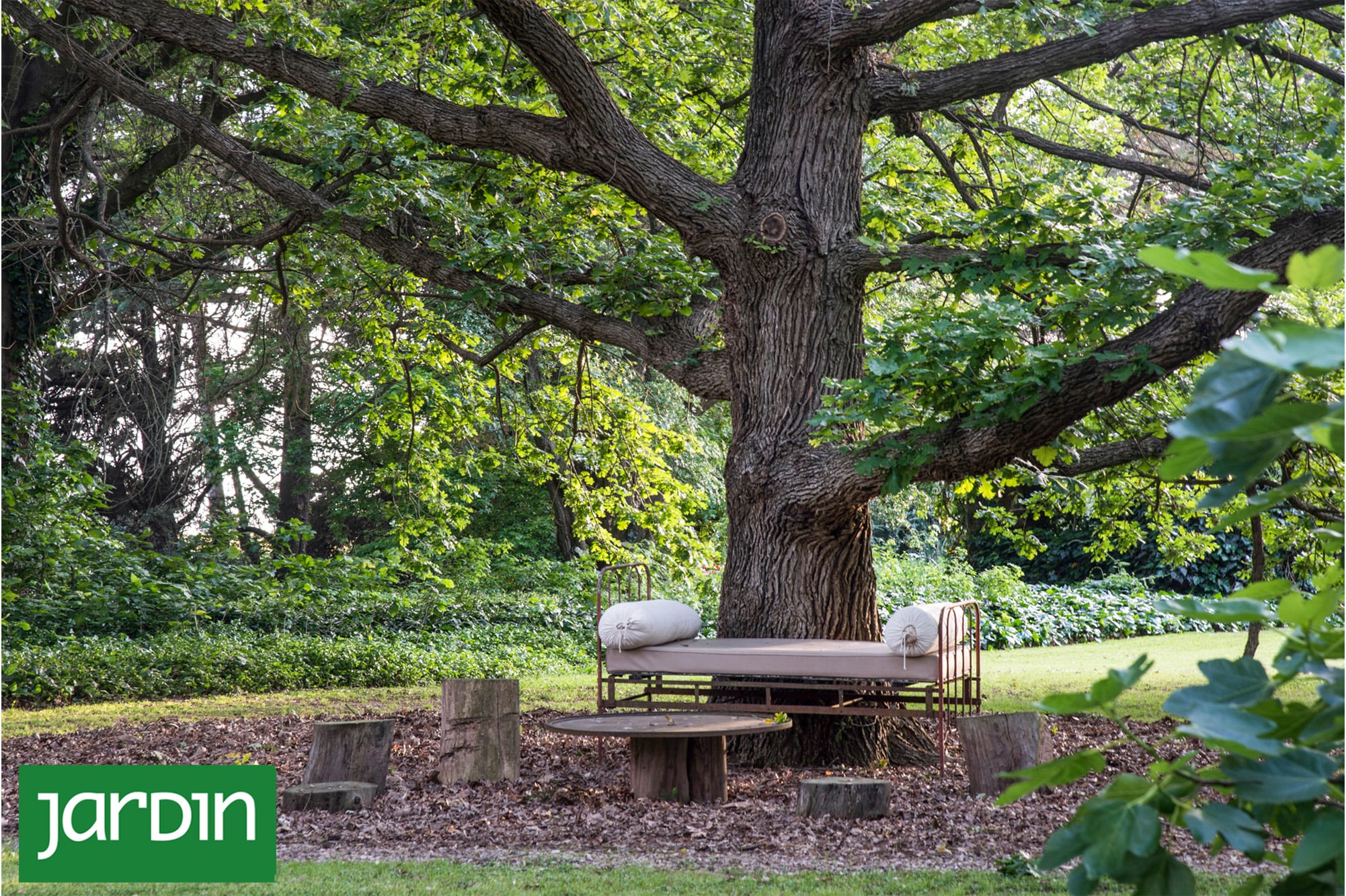 11 ideas simples para crear rincones de descanso bajo un árbol