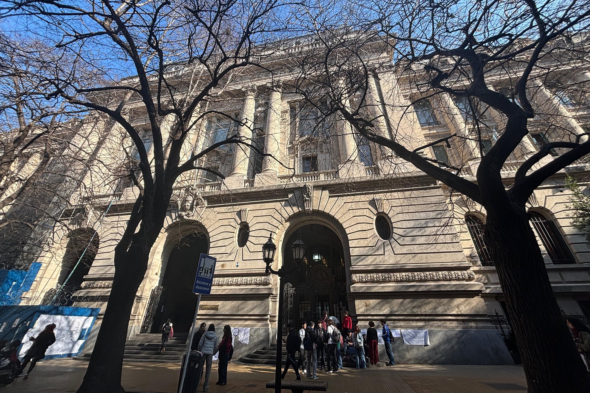 El Colegio Nacional de Buenos Aires, dependiente de la Universidad de Buenos Aires, fue fundado en 1863 por Bartolomé Mitre