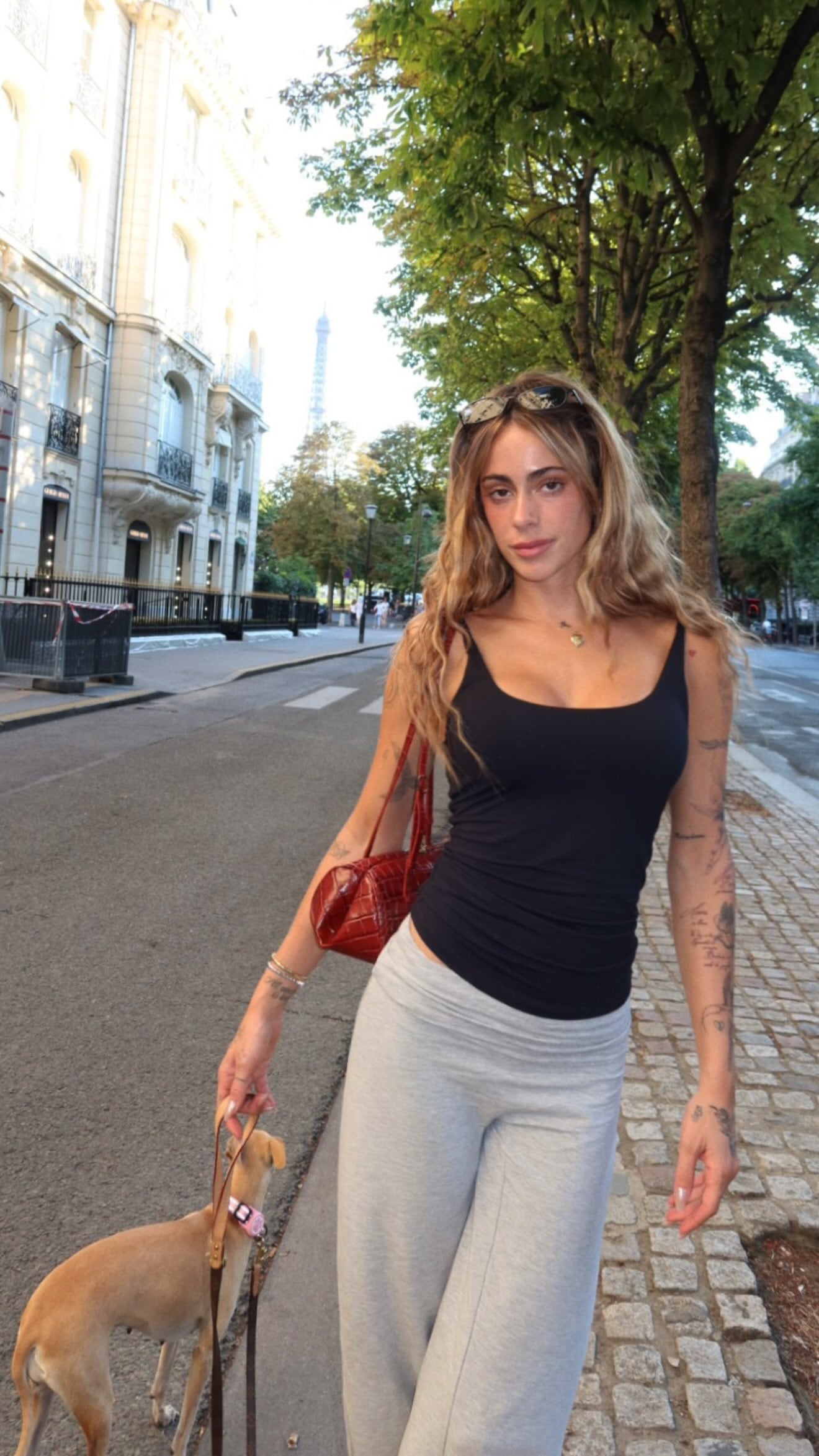 El paseo parisino de Tini y Fifi (Foto: Instagram @tinistoessel)