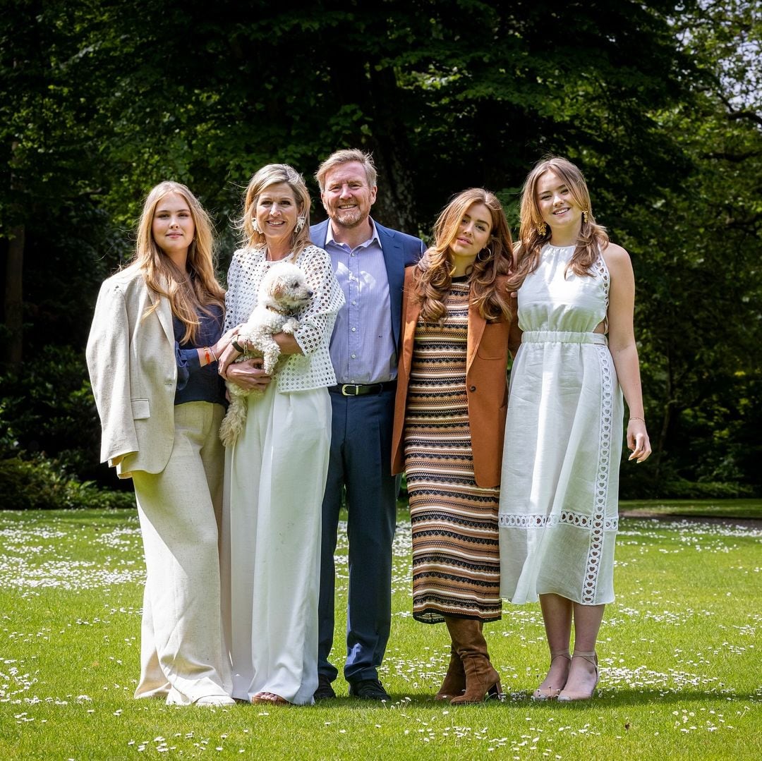 La princesa Amalia, la reina Máxima, el rey Guillermo Alejandro y las princesas Alexia y Ariane junto a su perrito Mambo en la sesión de fotos de junio (Foto: Instagram @koninklijkhuis)