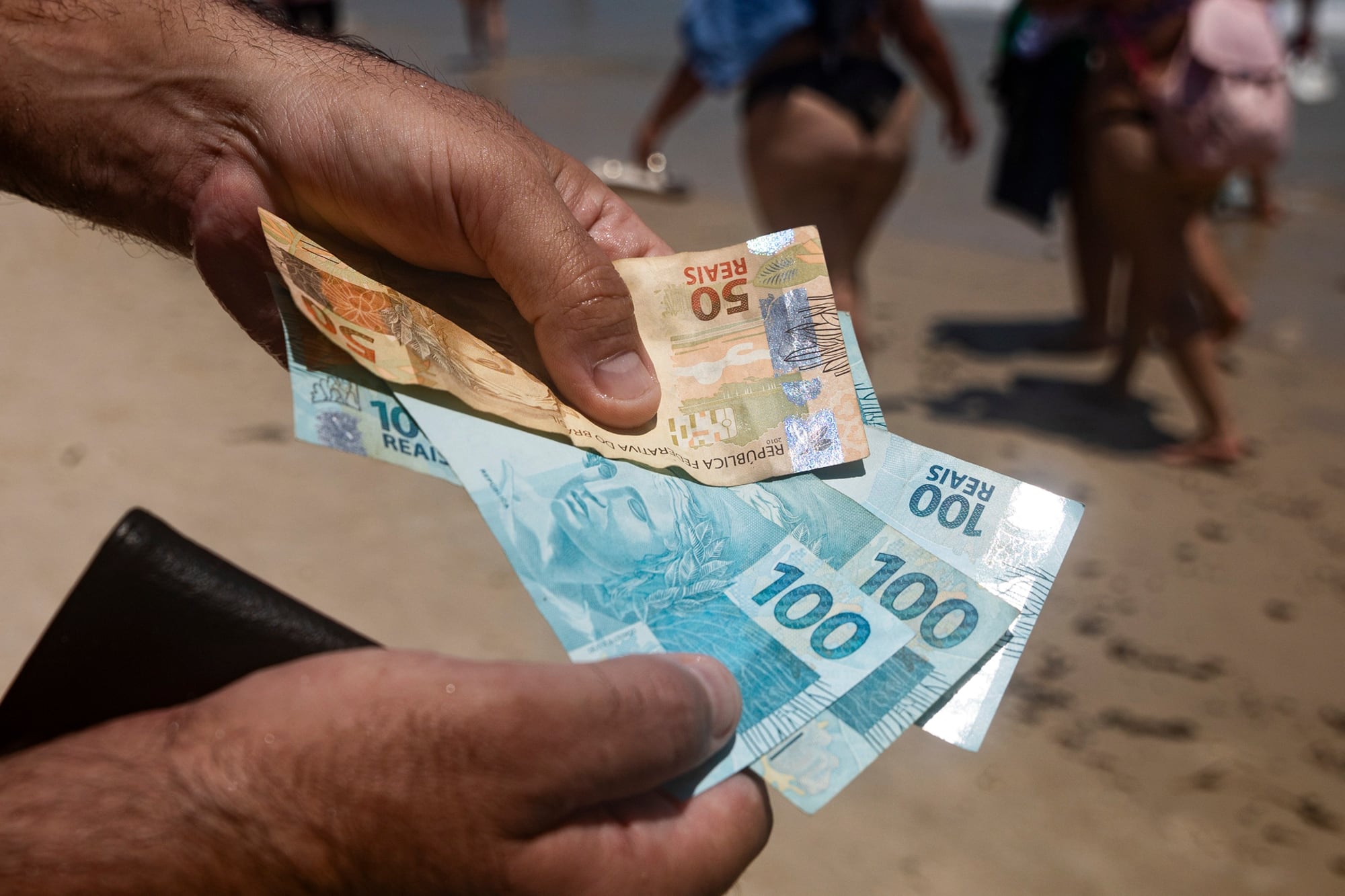 Vacaciones en Brasil: cuál es la manera más conveniente de pagar los consumos en el verano 2026