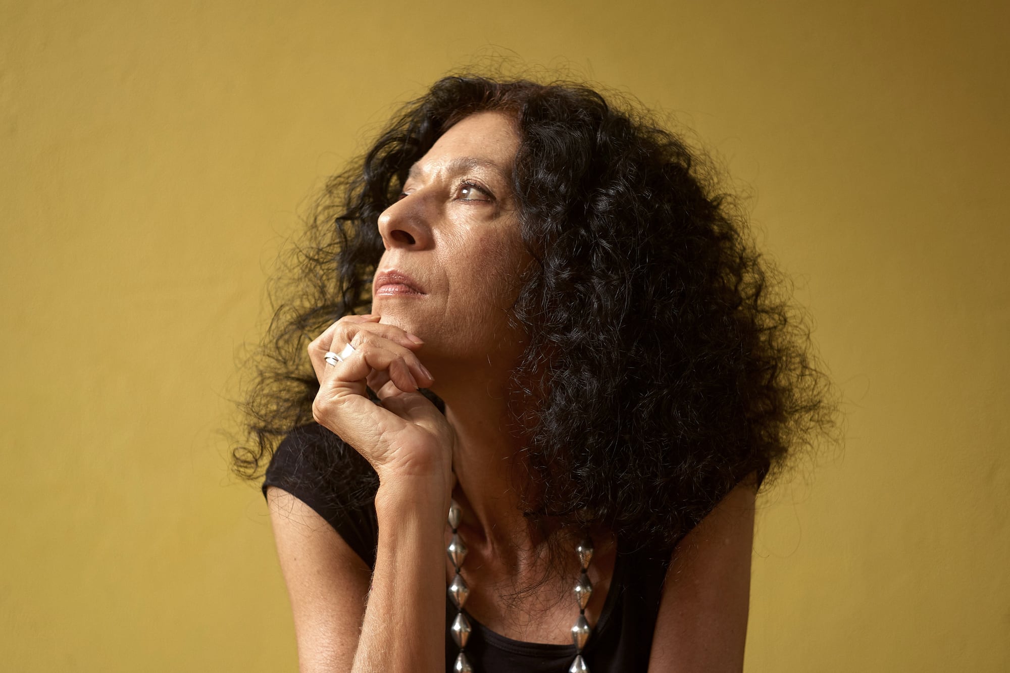Leila Guerriero gana el Premio Maria Moors Cabot por insistir “en detenerse, en escuchar y en abrazar la complejidad”