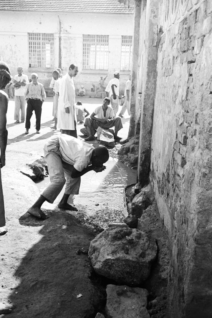 Una historia de exterminio: el Hospital Colônia de Brasil, donde murieron 60.000 personas por frío, hambre y enfermedades 15 Los pacientes tenían que saciar la sed con agua de cloaca (Foto: Luiz Alfredo)