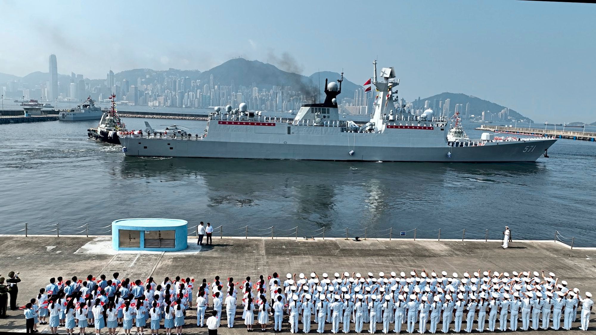 La fragata de misiles Yuncheng abandona el muelle de la base naval de la guarnición del Ejército Popular de Liberación (EPL), en Hong Kong, en la isla Stonecutters, en Hong Kong, en el sur de China, el 7 de julio de 2025. (Xinhua/Jia Xiaopeng)