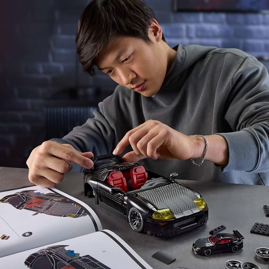 Mattel llevó sus Hot Wheels a un formato para armar: el Toyota Supra MkIV de 1994 a escala 1:16 incluye piezas metálicas