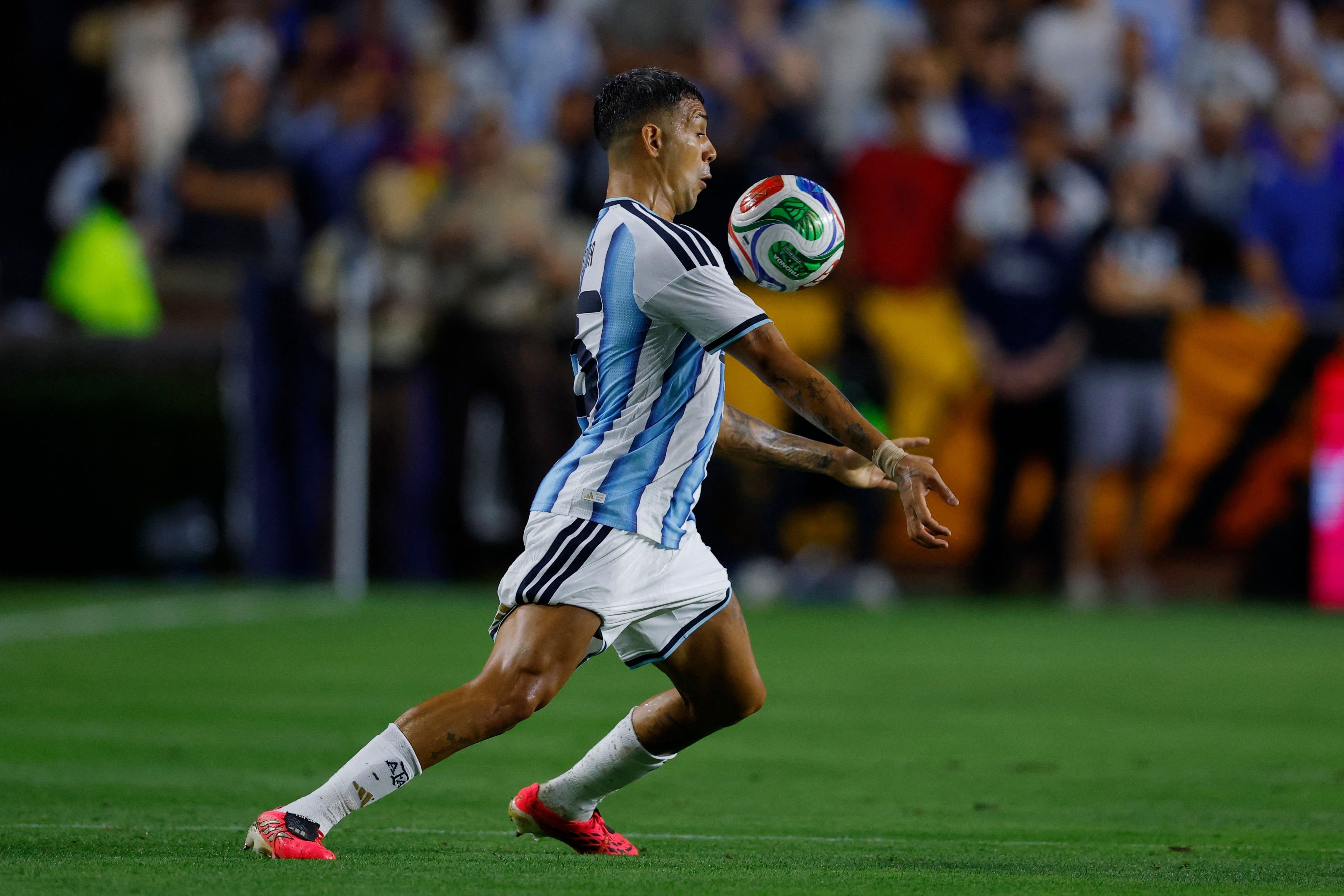 Facundo Medina, la sorpresa de la selección argentina en el debut frente a Argelia