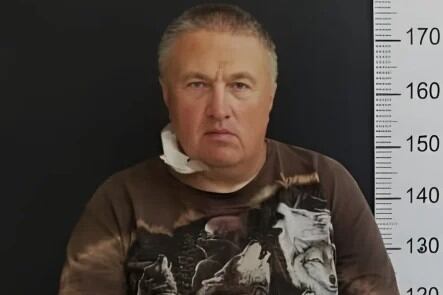 Kostantin Rudnev, tras su detención en Bariloche, y con un apósito en el cuello que le fue colocado para obturar la herida que él mismo se provocó con una hoja de afeitar antes de ser arrestado