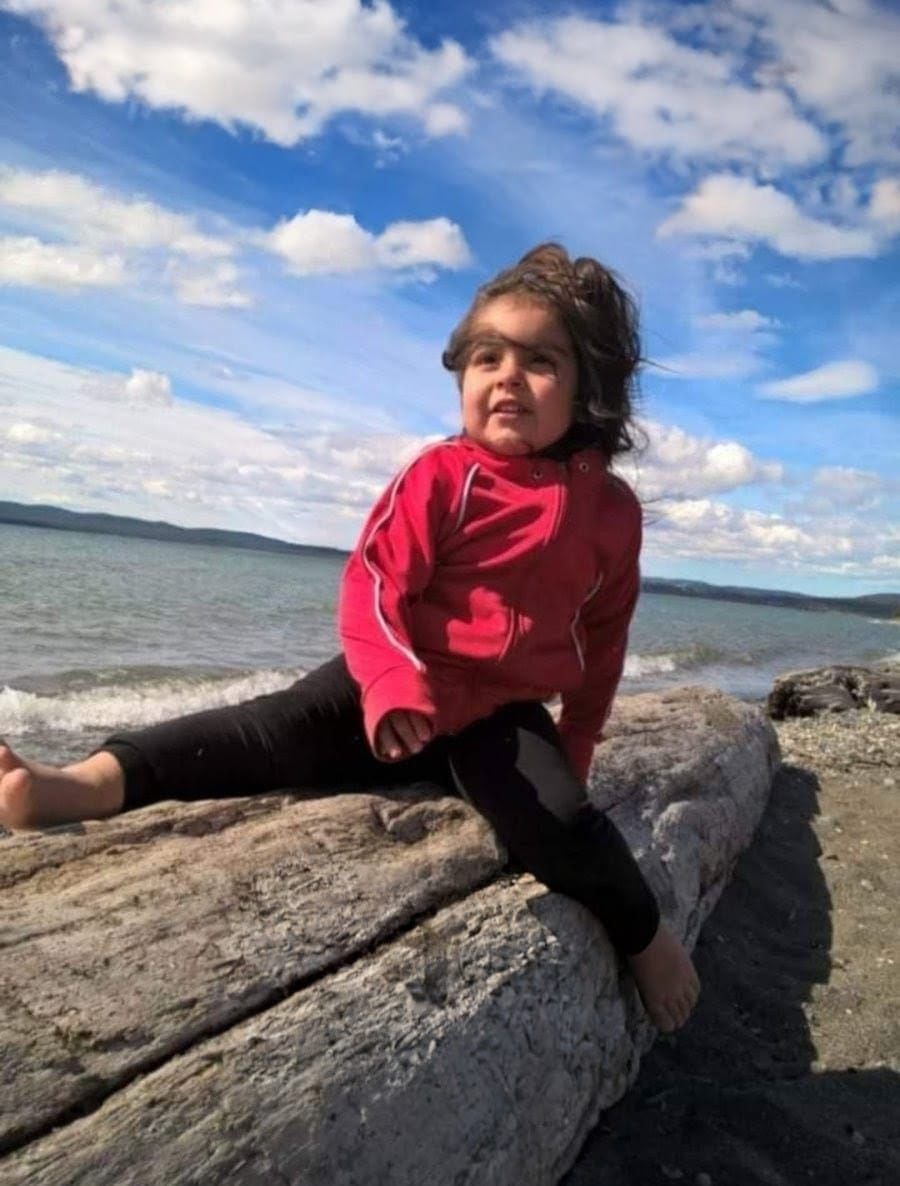 A los 7 años tenía dolores muy fuertes, se desvanecía, apenas hablaba y la internaron de urgencia: “¿Ma, qué tengo en la cabeza?”