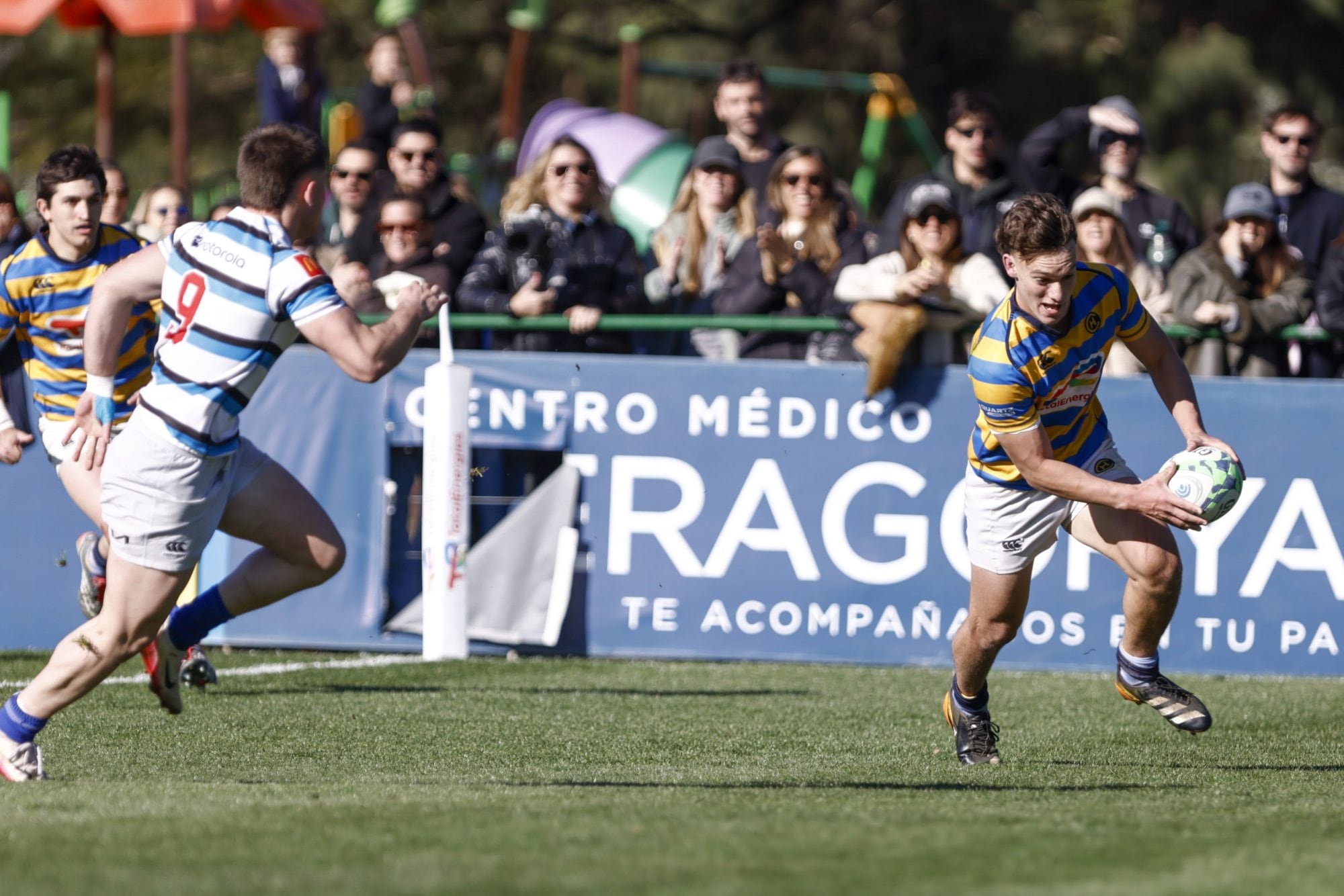 Ramón Fernández Miranda se escapa con la pelota, para apoyar el try