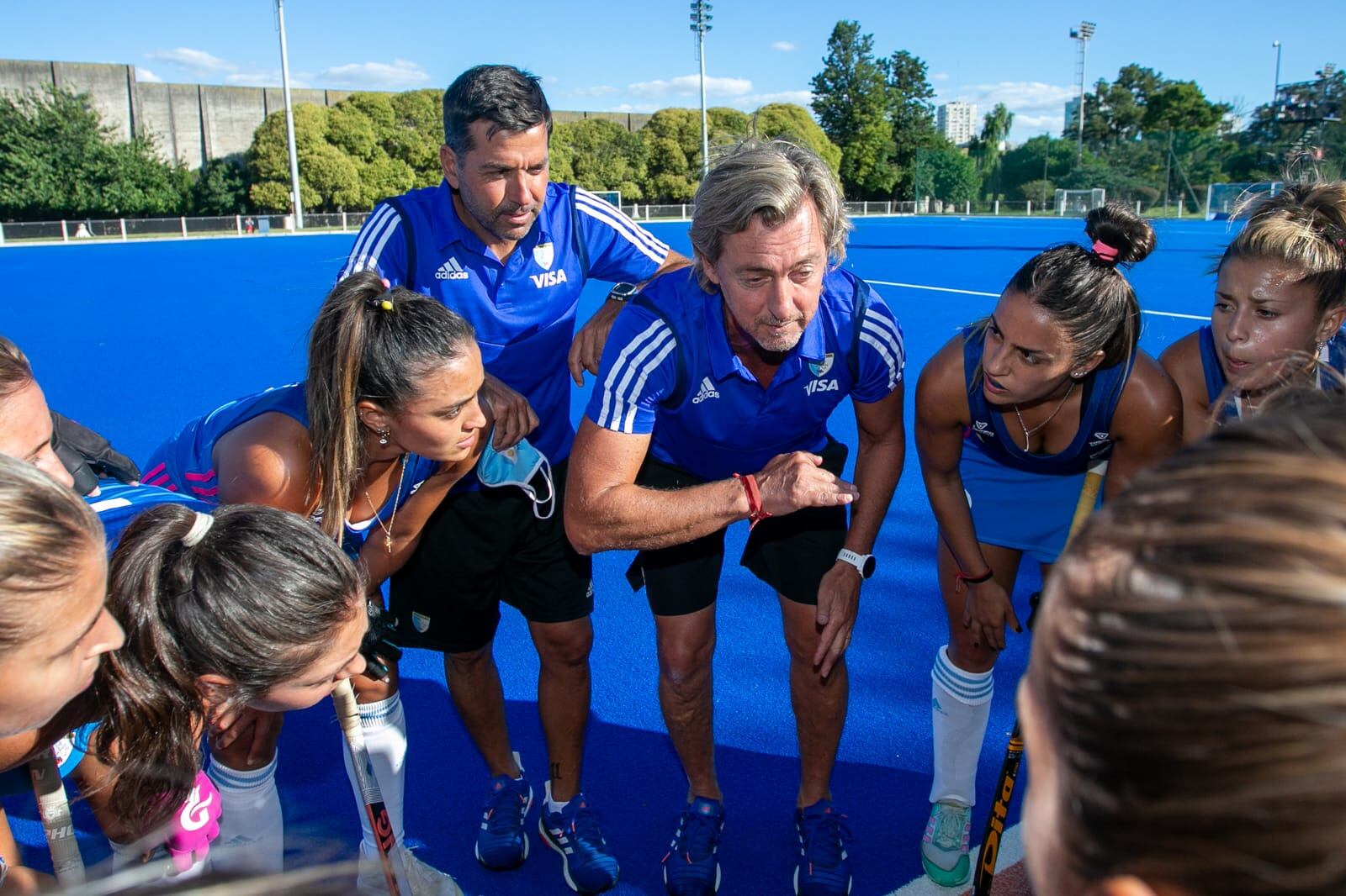 Fernando Ferrara, en su última etapa como DT del Sub 21; detrás de él, Santiago Capurro; fue su plataforma de lanzamiento con el seleccionado mayor