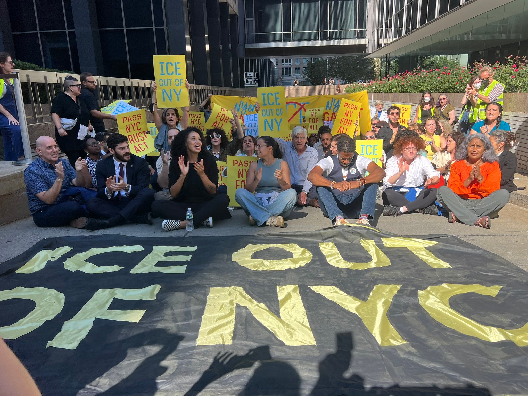 Los funcionarios se reunieron en el 26 Federal Plaza para manifestarse en contra de las condiciones de los detenidos dentro del edificio del ICE