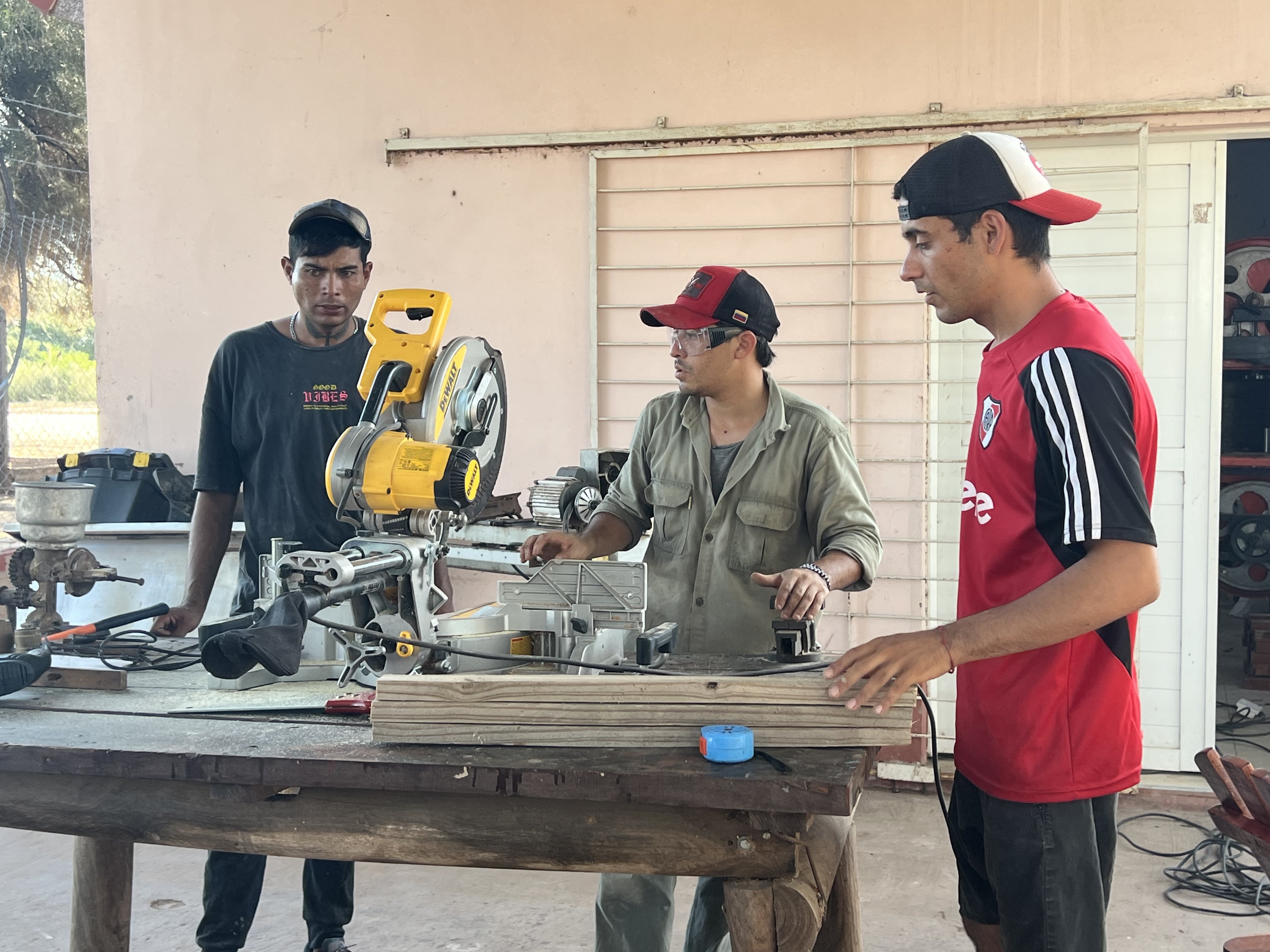 El quiebre de un padre que lo llevó al taller donde “restauran” personas