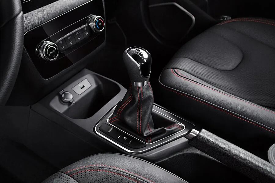 La caja manual de cinco velocidades y tracción delantera