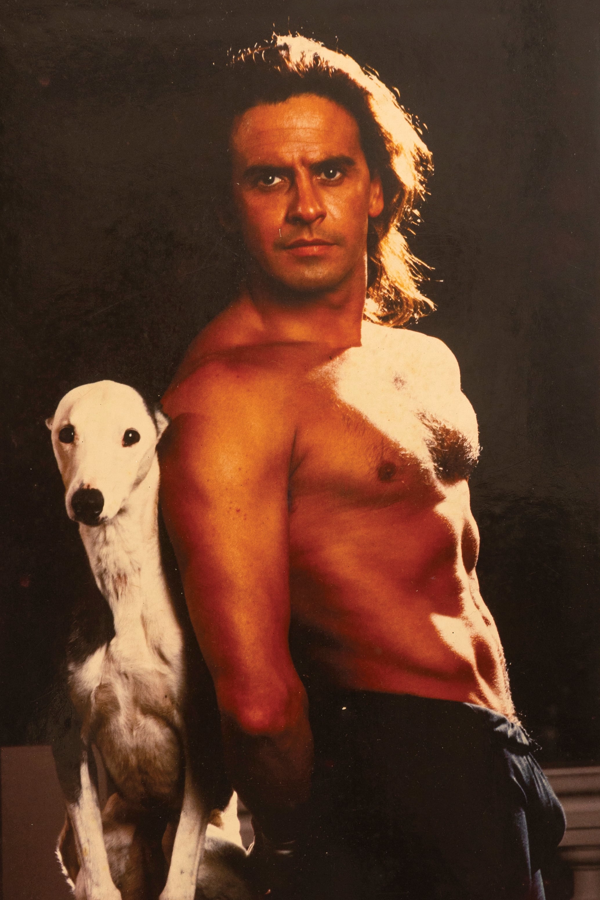 Laport como Catriel, el personaje que realizó para Más allá del horizonte, una de las telenovelas más vistas de los años 90. El perro de la foto, Whippet, se lo regaló la actriz Analía Gadé