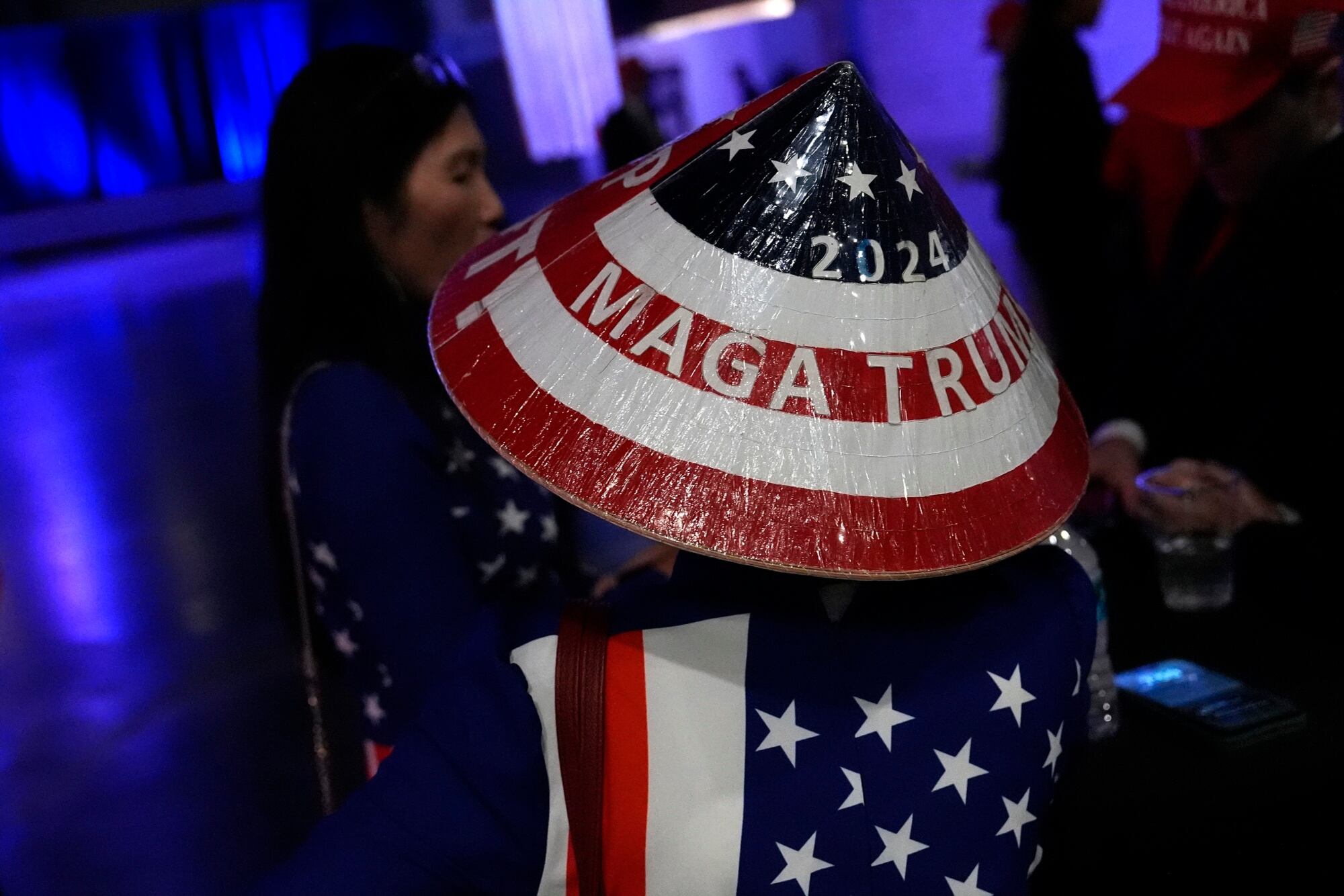 Partidarios llegan a una fiesta para ver la noche de las elecciones del candidato presidencial republicano, el expresidente Donald Trump, el martes 5 de noviembre de 2024
