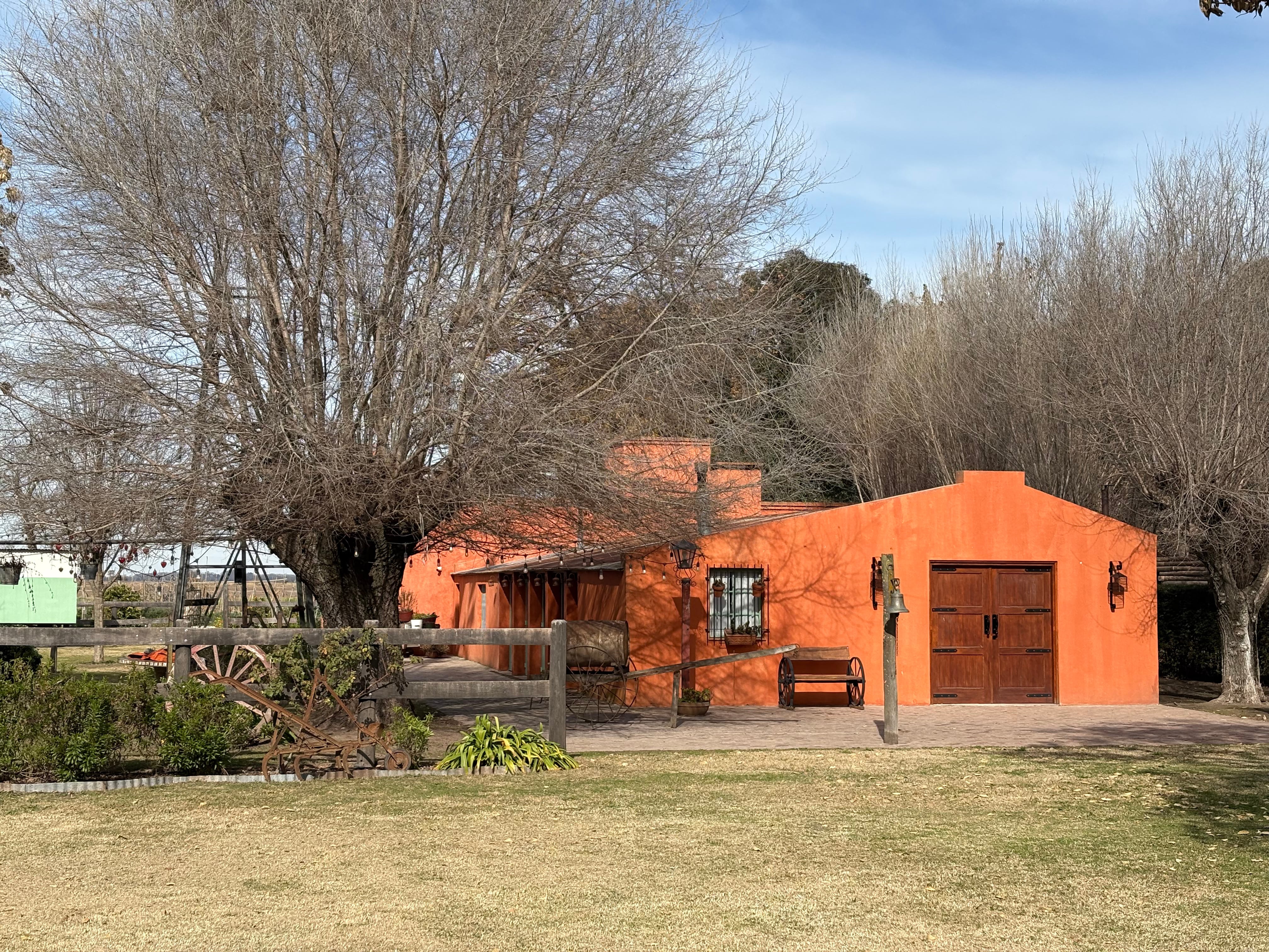 El frente de Madre Tierra, el restaurante kilómetro cero de Capitán Sarmiento