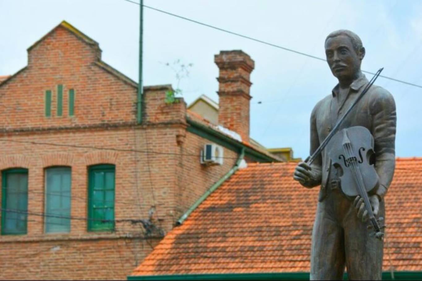 Estatua en homenaje a Cayetano Silva, autor de la