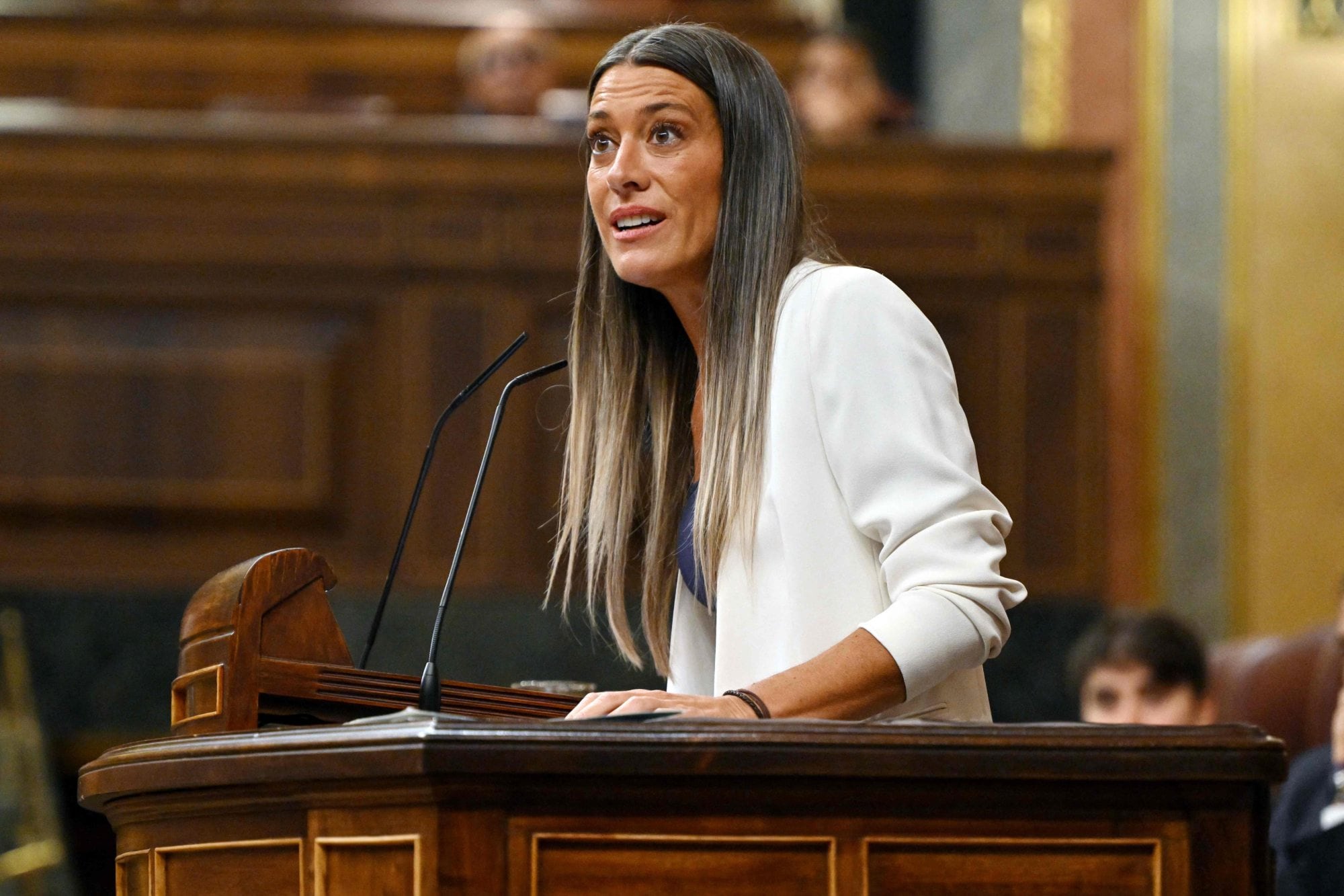 Miriam Nogueras, portavoz del partido independentista catalán Junts per Catalunya, durante su discurso