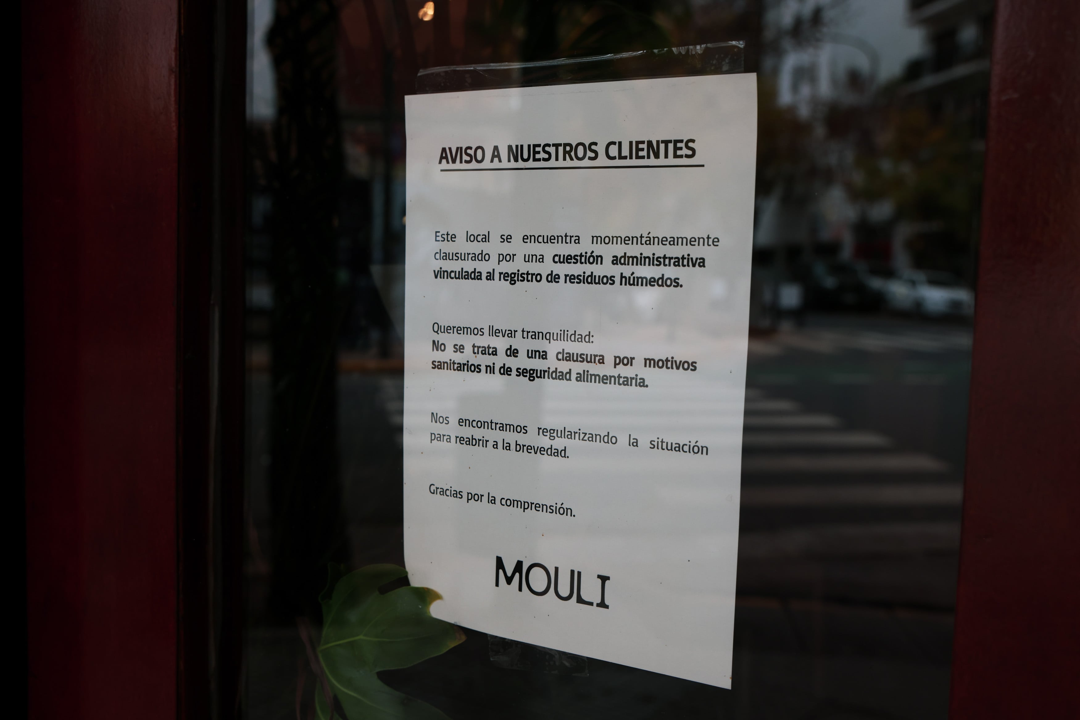 Uno de los bares que fue clausurado y el cartel que colocaron en la puerta
