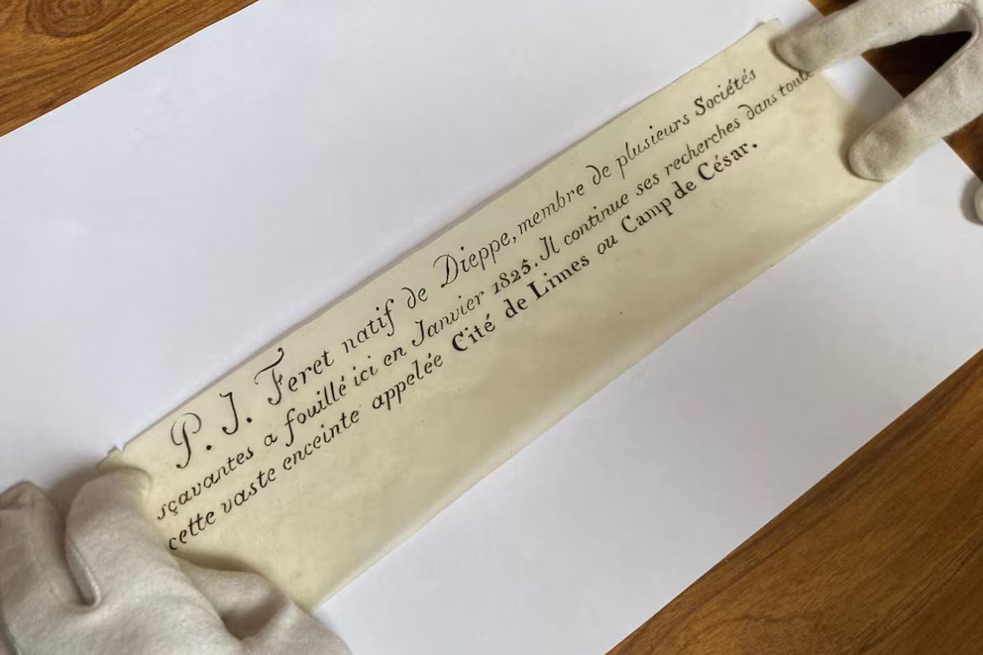 La carta de 1825 del arqueólogo P. J. Féret fue hallada junto a dos monedas en una jarra de cerámica