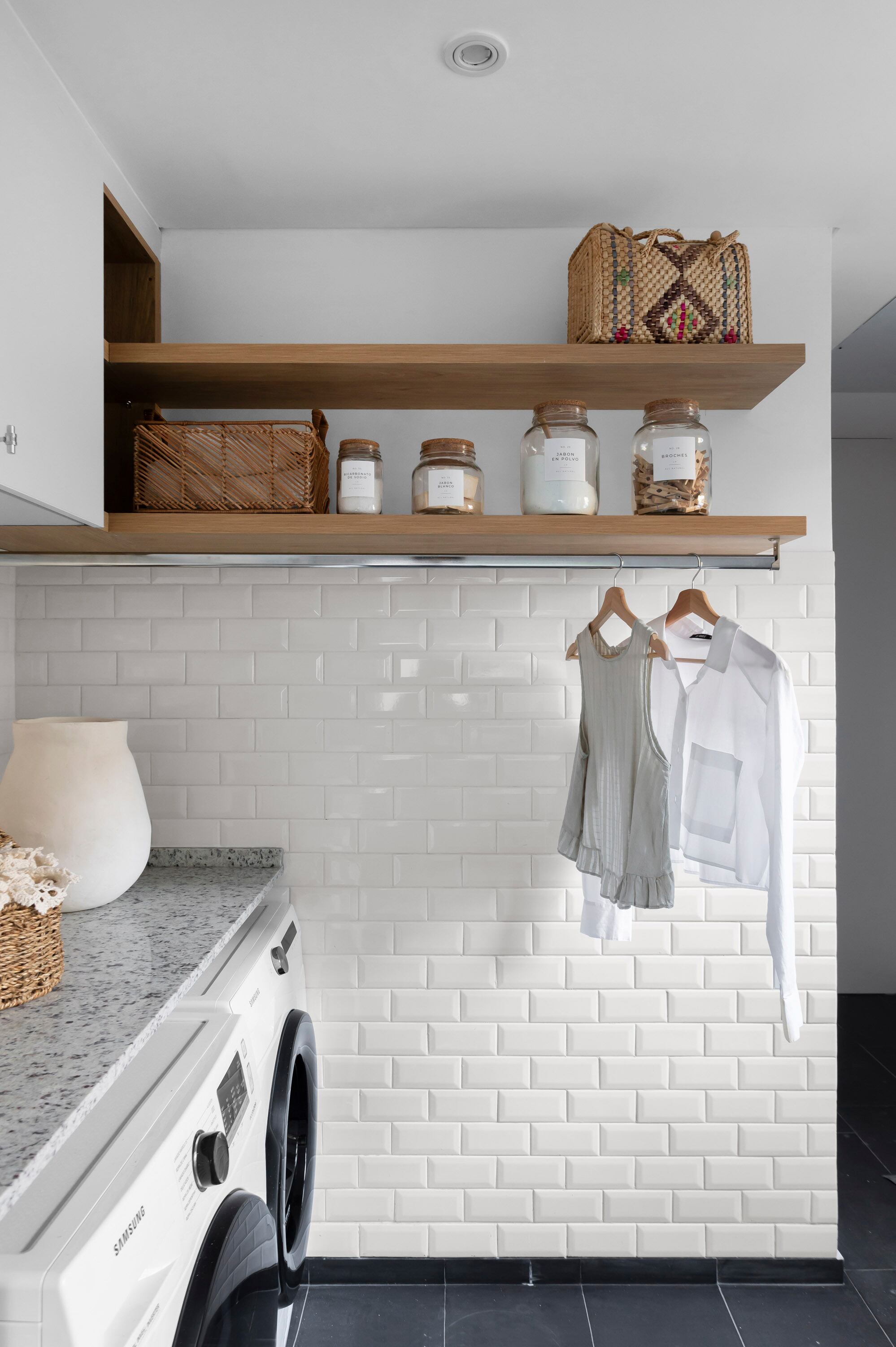 Frascos organizadores (LH Básicos) y canasto de ratán (Fraternidad).