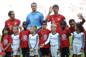 Bayern Munich posó con niños alemanes y niños refugiados: luego ganó con polémic