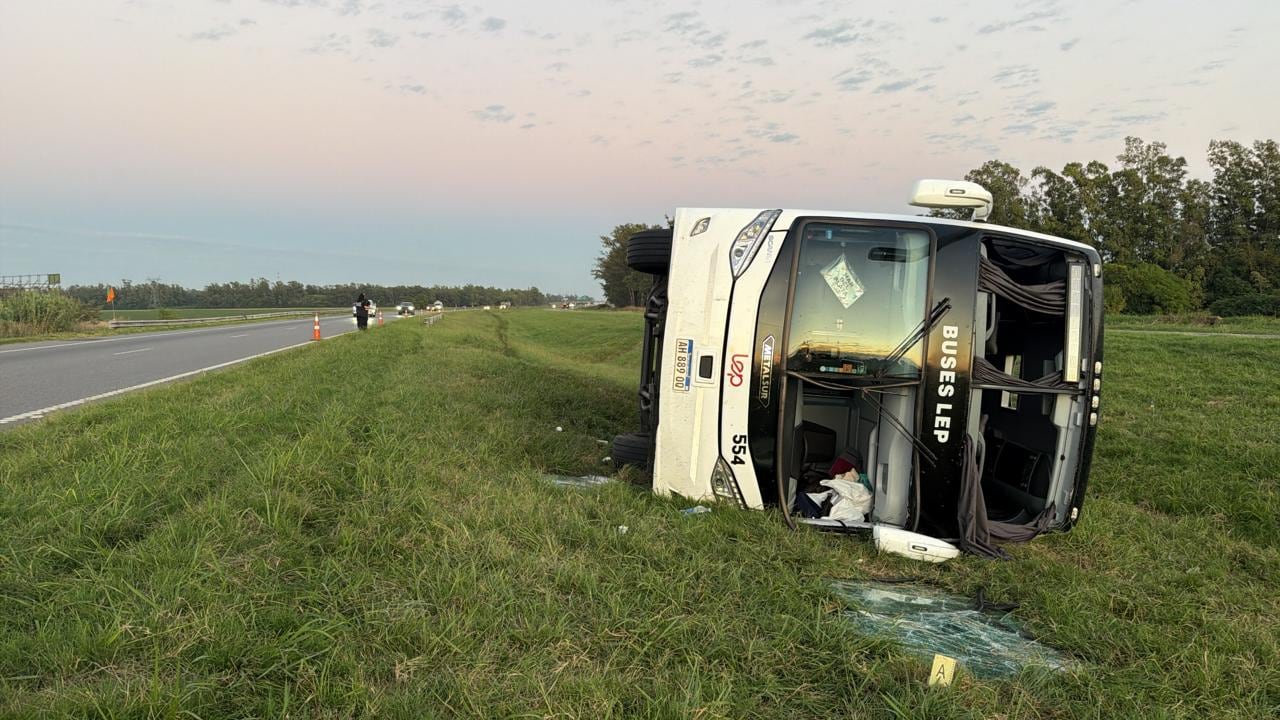 Volcó un micro de larga distancia en la ruta 9: al menos 10 heridos