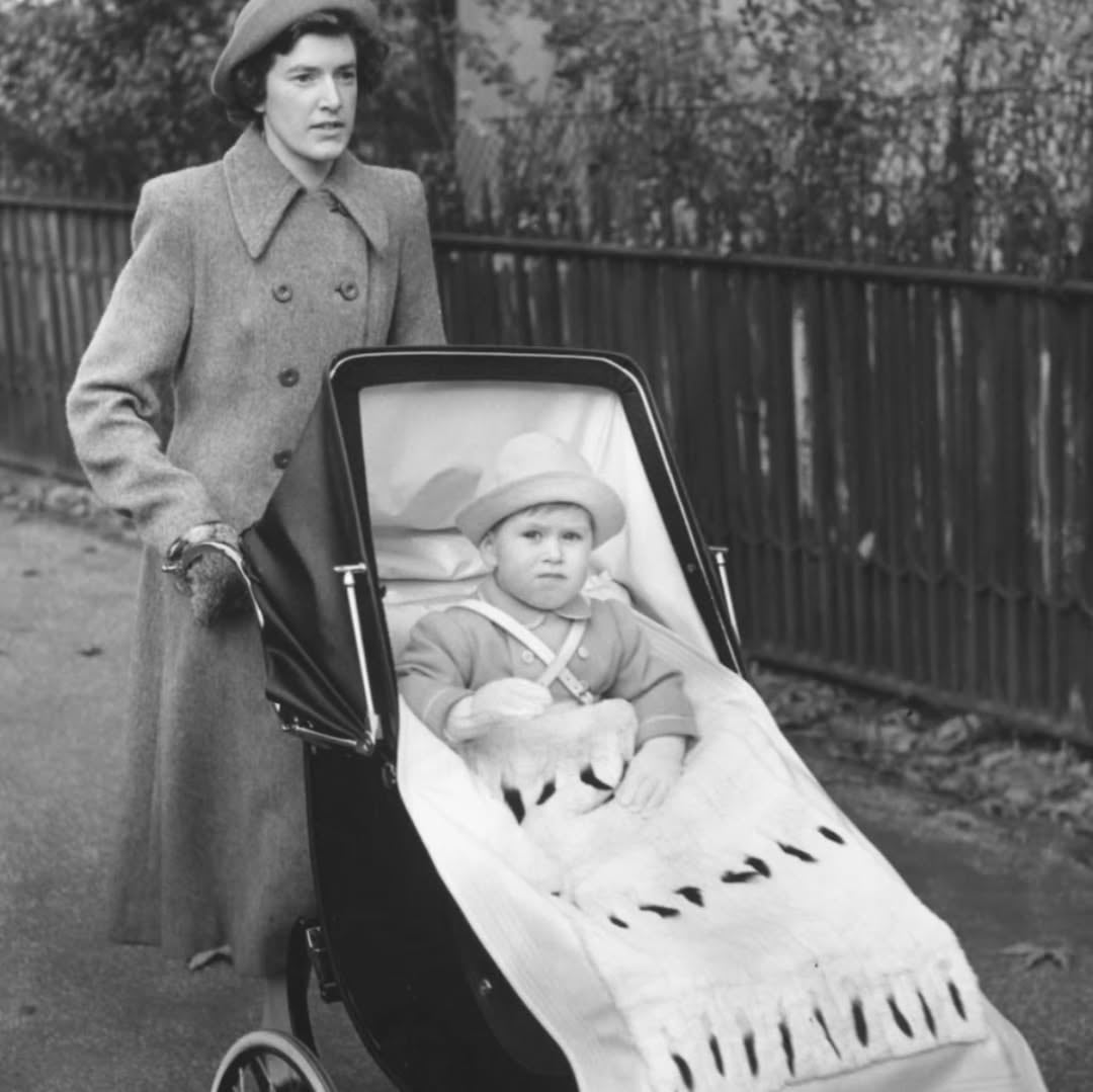 La niñera Mabel Anderson junto al príncipe Carlos