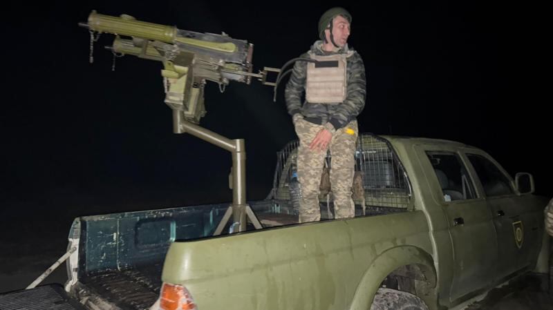 Las mujeres -y su único colega hombre, Serhiy- operan con una ametralladora montada en una camioneta