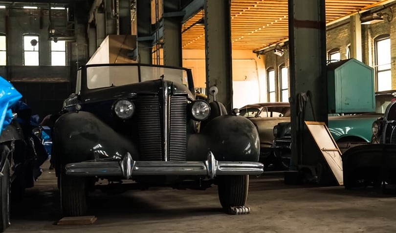 Encontraron un extraño museo oculto y abandonado repleto de autos clásicos