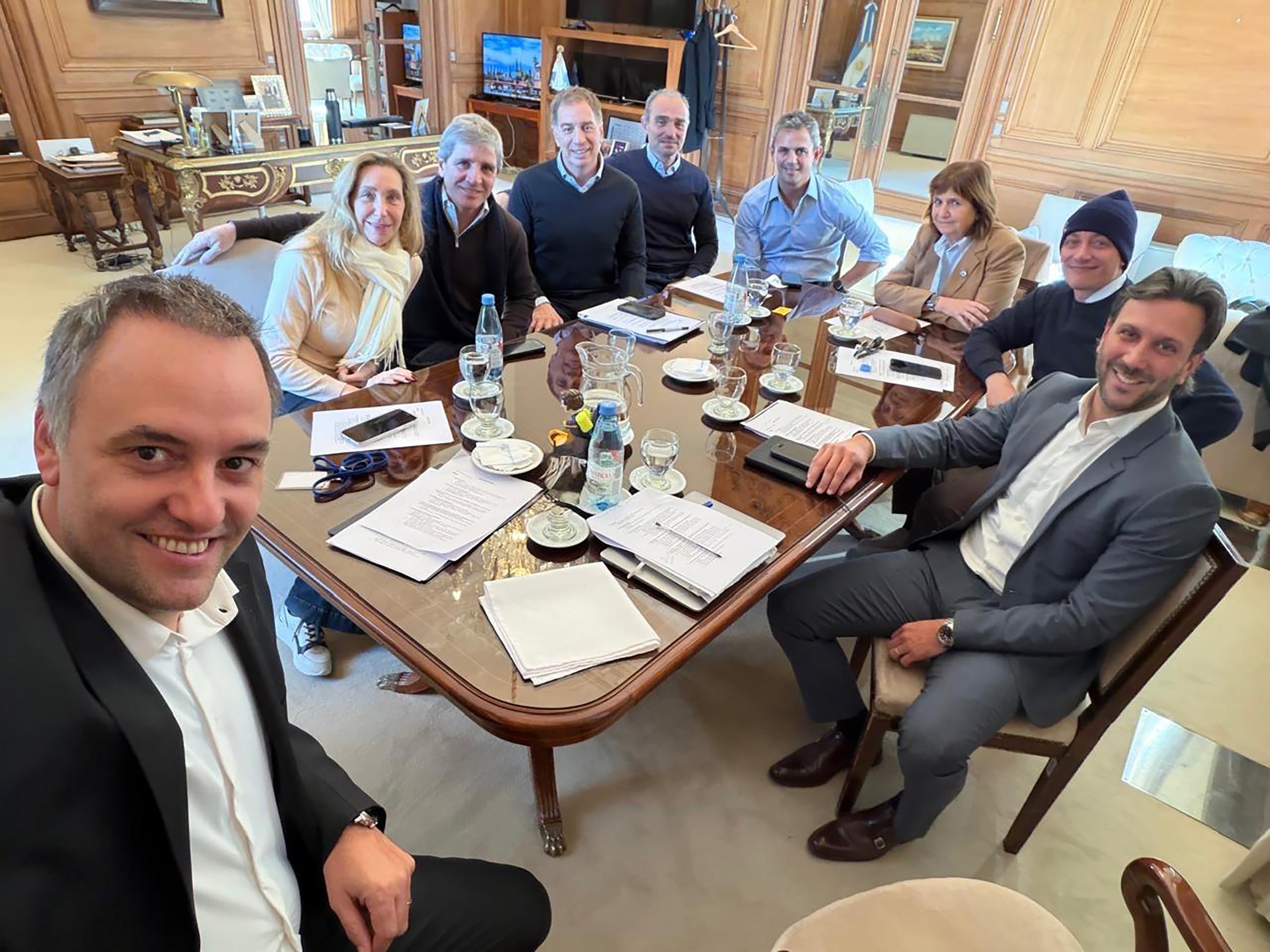 ¿Pasó ya lo peor para Milei? 6 El jefe de Gabinete, Manuel Adorni, encabezó el martes último una reunión de la mesa política del Gobierno en la Casa Rosada