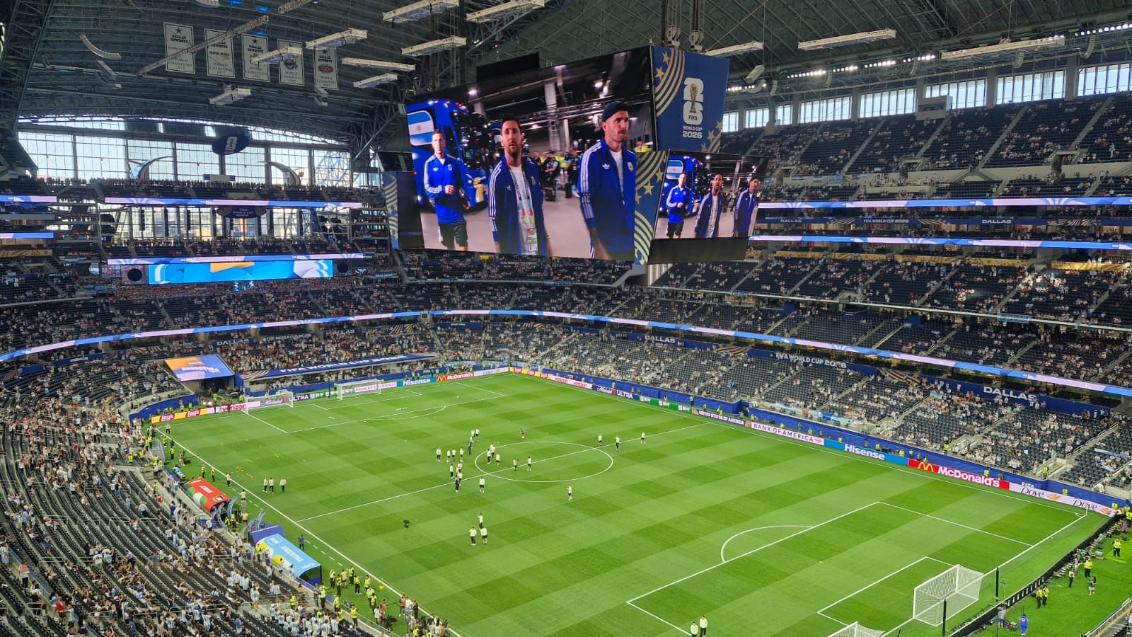 La selección llegó al estadio de Dallas y se mostró en la pantalla