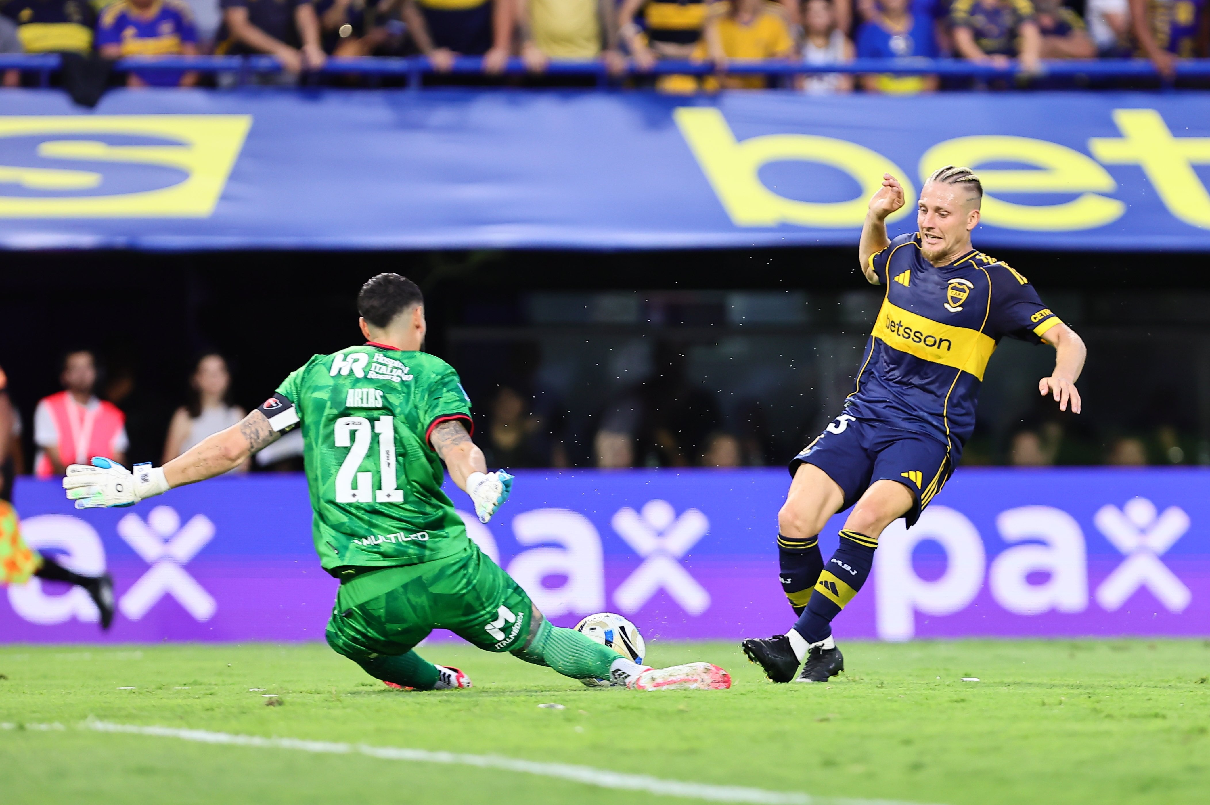 Santiago Ascacibar debutó en Boca con buena presencia y despliegue