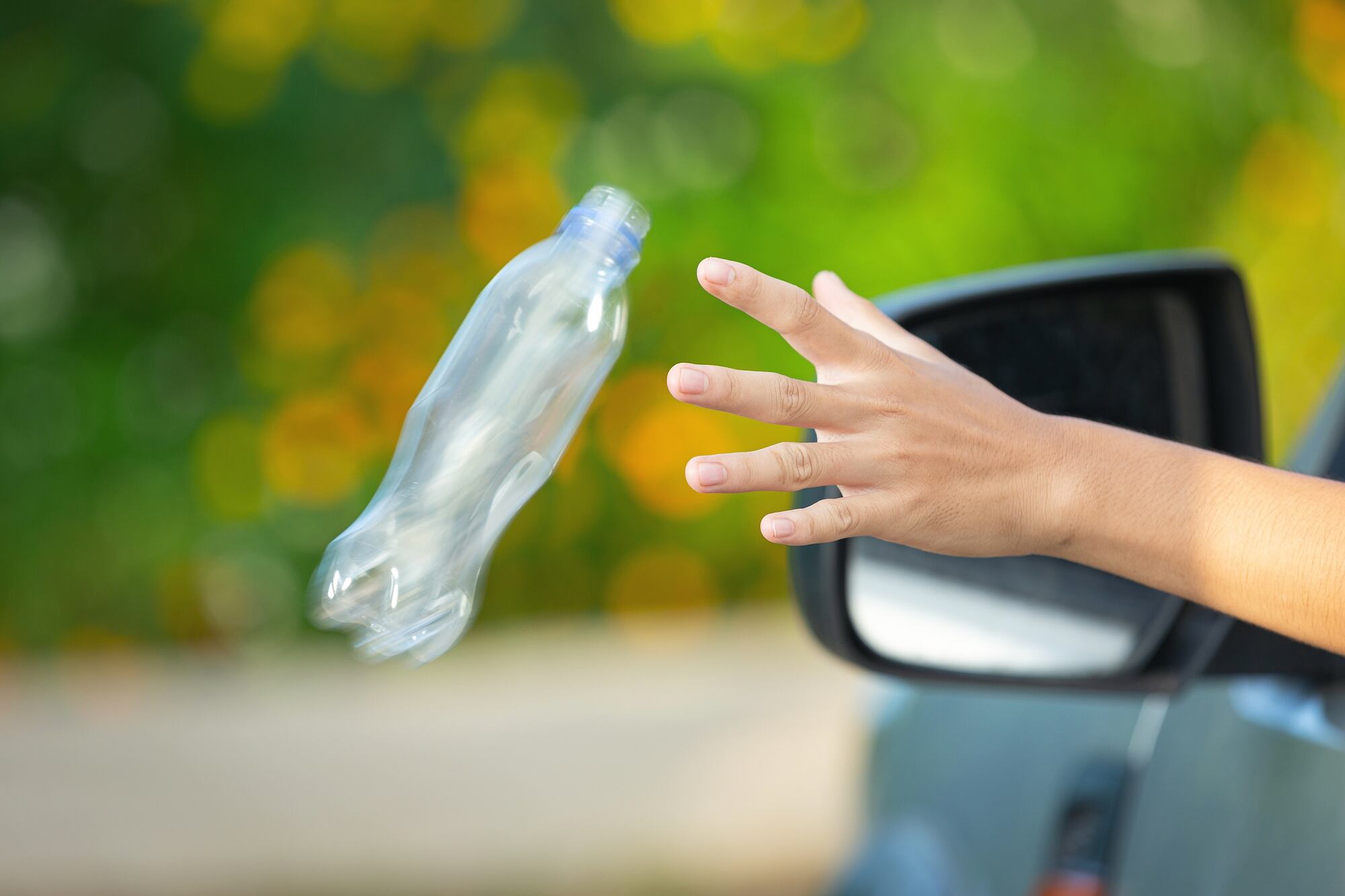 TIrar basura en la calle en Texas es ilegal y hay multas