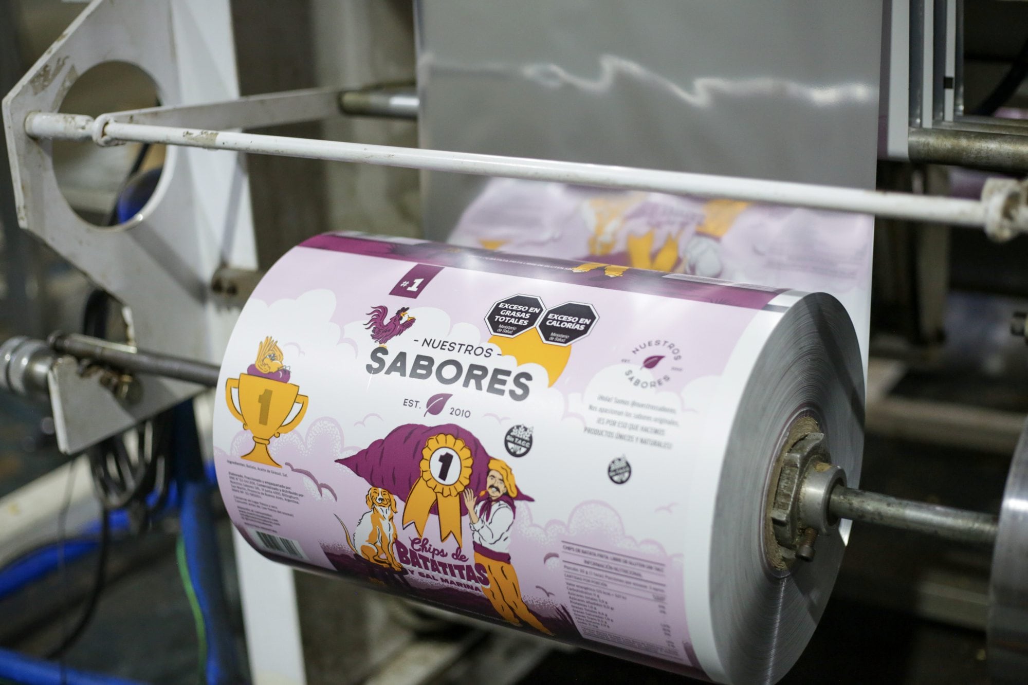 Mientras las grandes marcas invierten en celebridades, Nuestros Sabores creció en ferias y dietéticas, apoyada en el boca a boca y en un packaging ilustrado por artistas emergentes