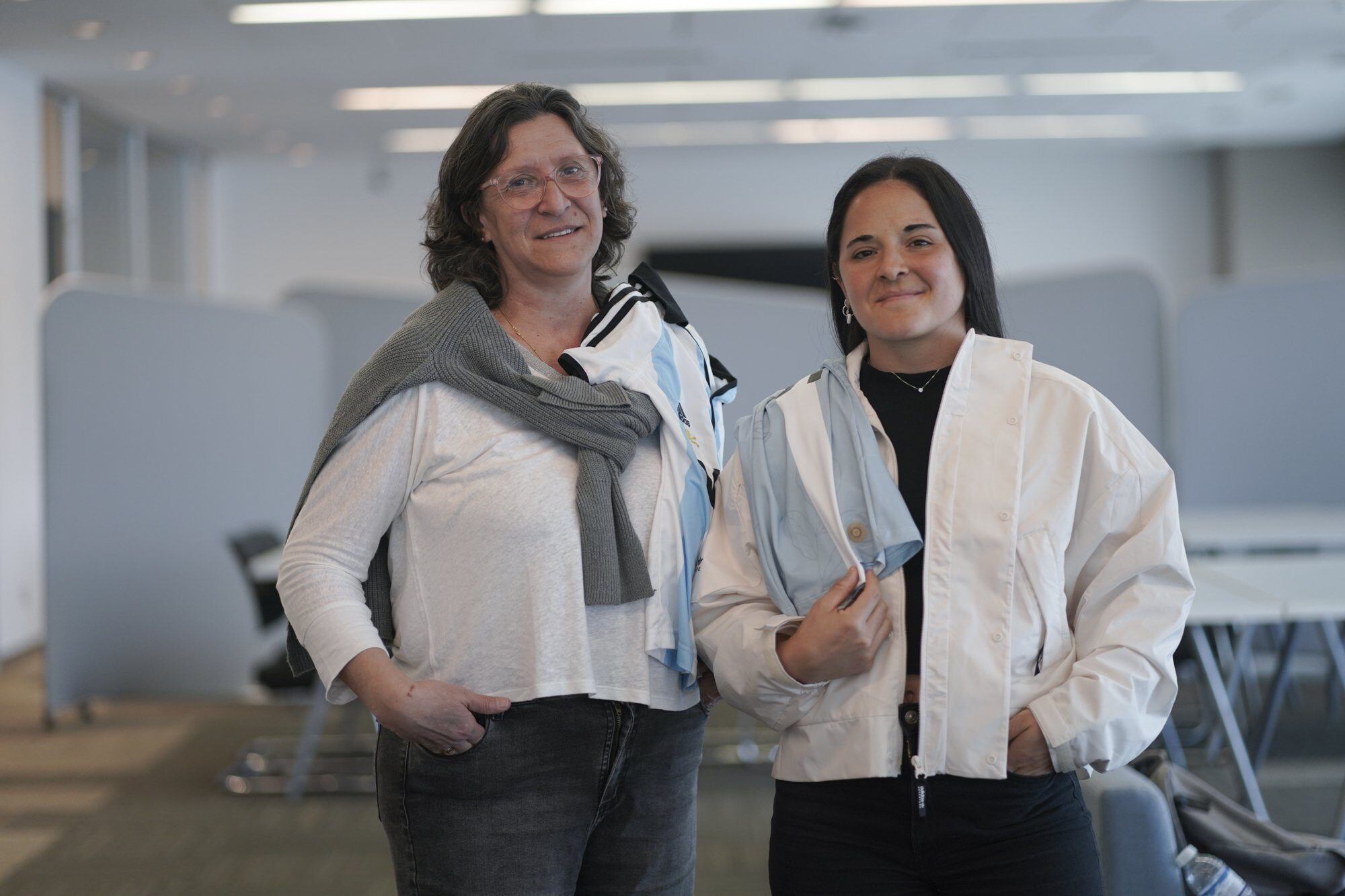 Karina Masotta y Majo Granatto visitaron LA NACION y desandaron la historia y legado de las Leonas