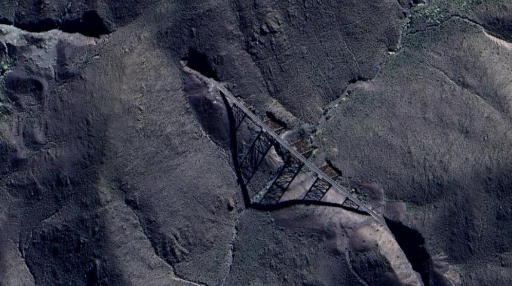 Entre Cachiñal y Muñano, Google Street View permite ver la combinación de trinchera, viaducto y túnel