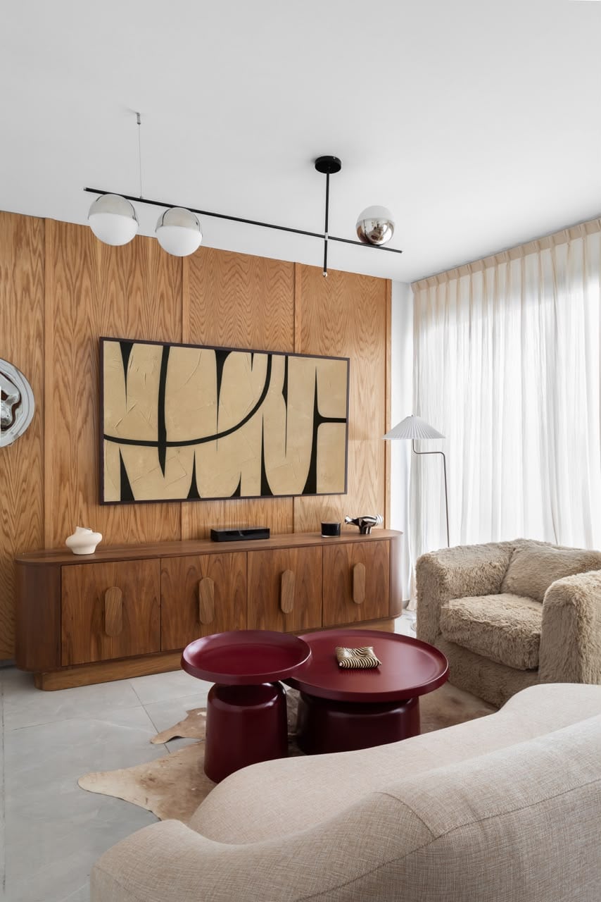 Una de las grandes apuestas fue revestir la pared del living en roble americano y acompañarla de una consola en nogal.