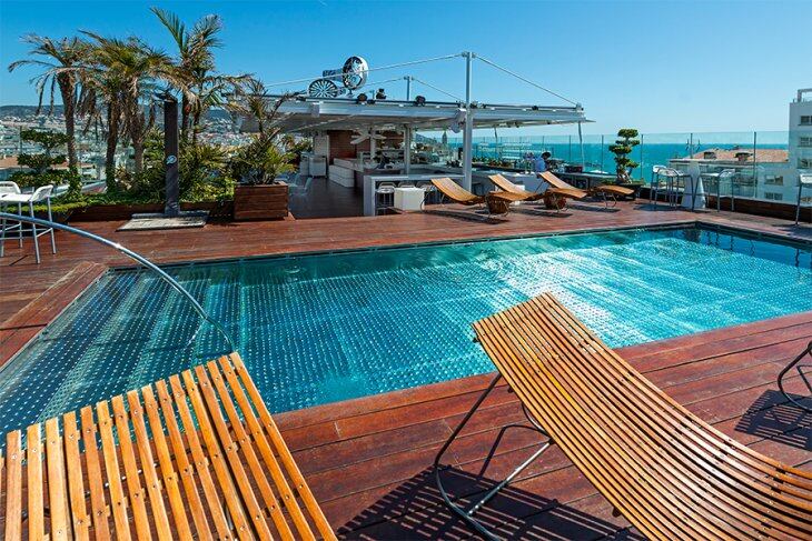 La pileta está ubicada en la terraza rooftop del hotel, con vista al mar y servicio de bar