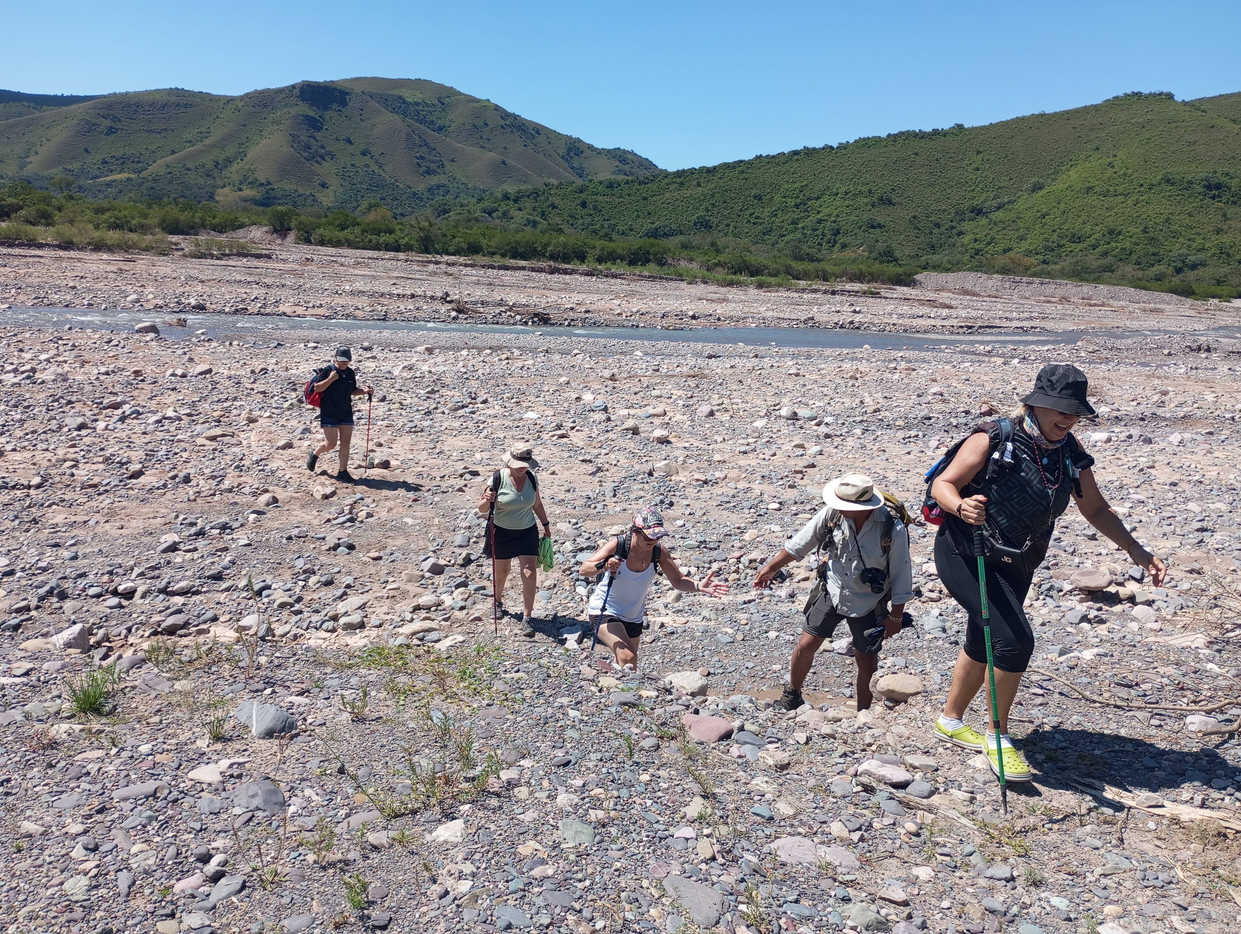 Cruzando a piel el Río La Caldera, rumbo a Vaqueros, en Salta.