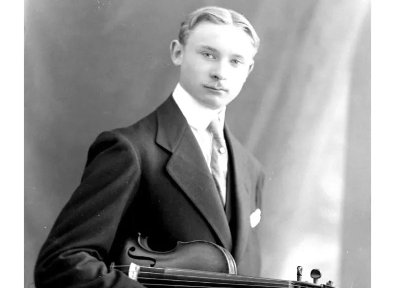Originalmente, el violín, fabricado en 1905 en el taller “Caressa & Français” con el número 152, perteneció a Eugène Paul Choubry, quien obtuvo el primer premio por ese instrumento, otorgado entonces por el Conservatorio de París.