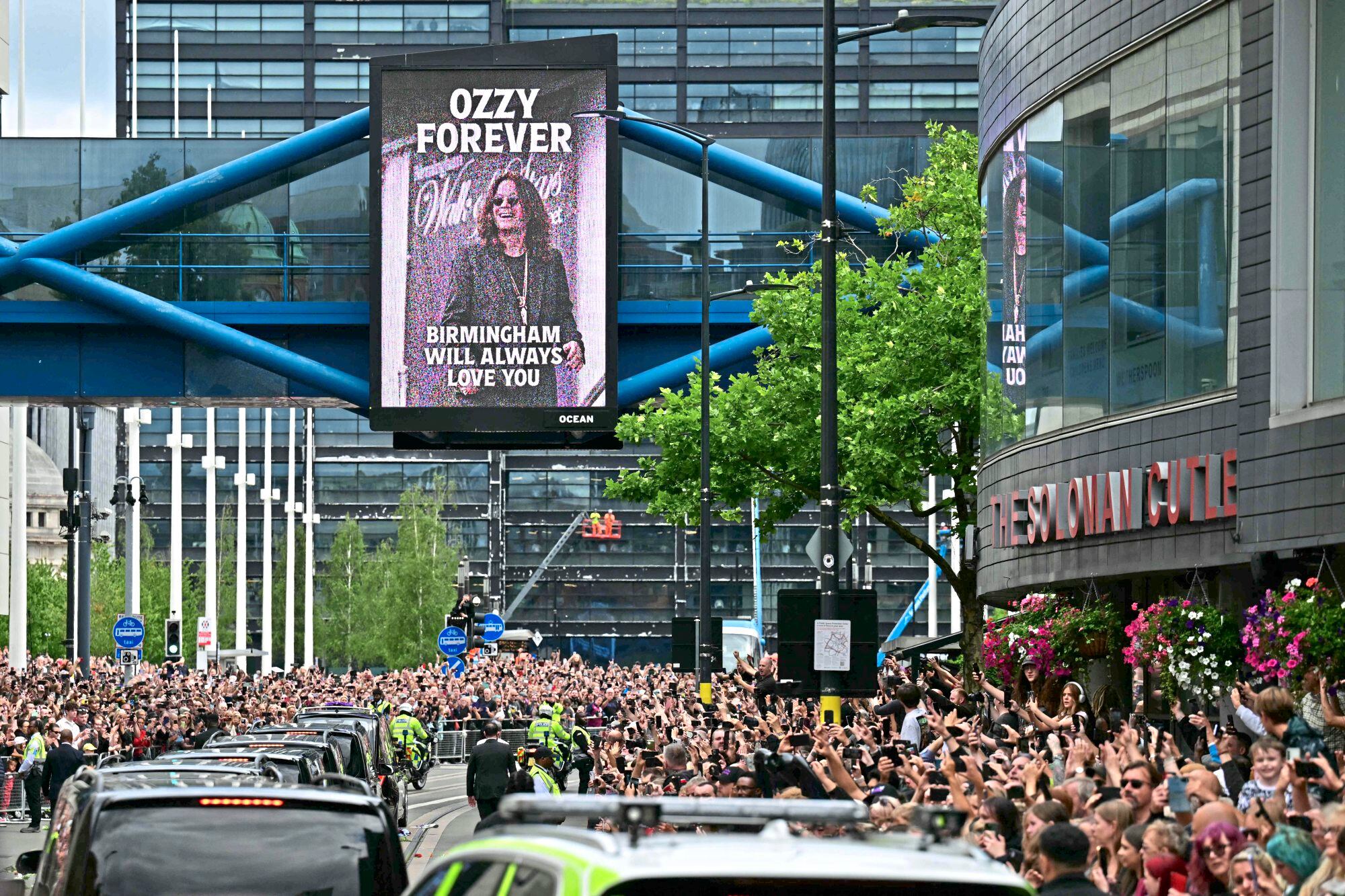 Las calles de su ciudad natal estuvieron colmadas de gente que despidió a esta gran figura de la música