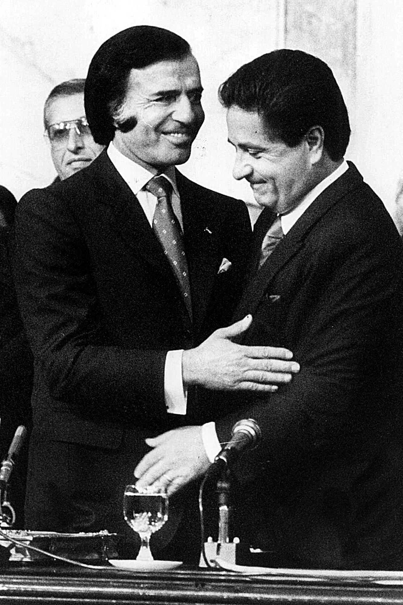 Carlos Saul Menem y Eduardo Duhalde se abrazan al haber asumido como presidente y vice, el 8 de julio de 1989