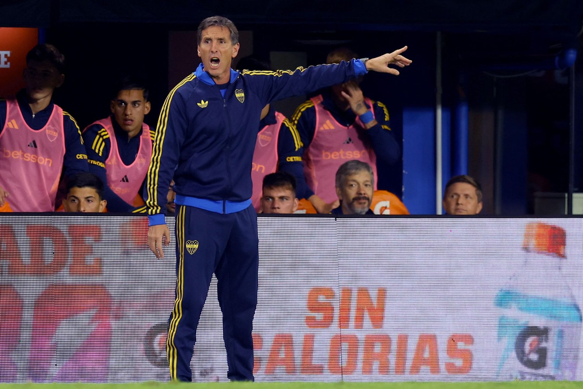 Ubeda da indicaciones durante el partido de Boca ante Instituto