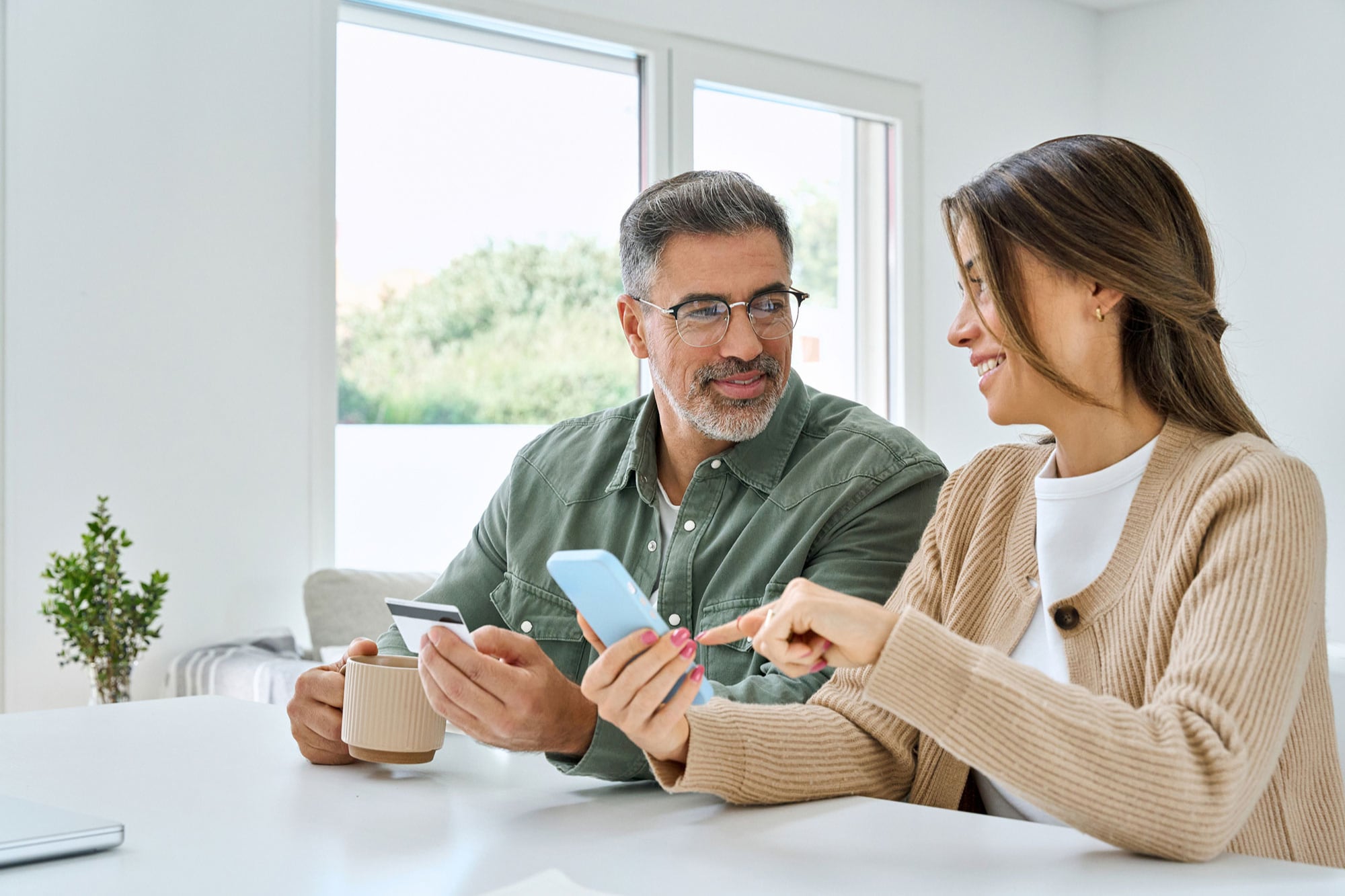 Social Security reemplaza la tarjeta Direct Express: qué deben hacer quienes cobran beneficios por débito 6 El traspaso de cuentas comenzará entre finales de este año y principios del próximo
