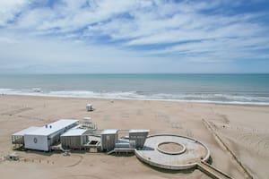 El nuevo parador de moda en Pinamar, al que se llega caminando o en 4x4