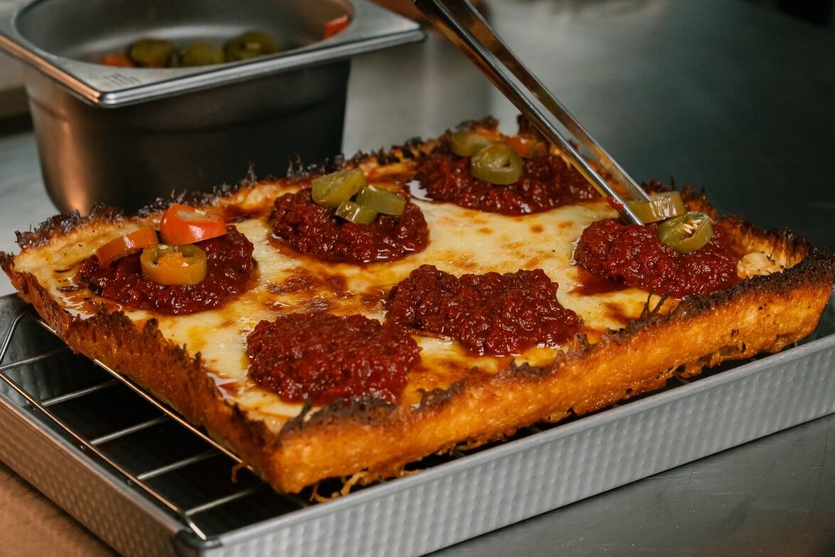 Pizza Detroit con cerveza libre, locro con vino y un pop-up de pesca